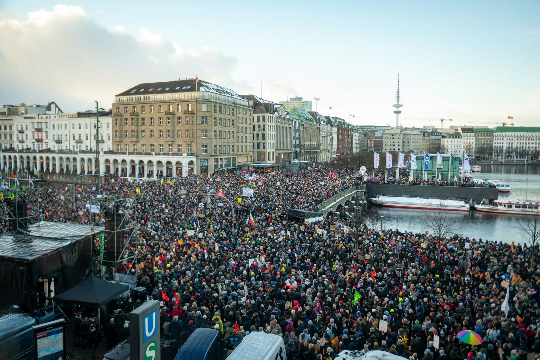 Rund um den Jungfernstieg in Hamburg sammelten sich zehntausende Demonstranten - viel mehr als erwartet.