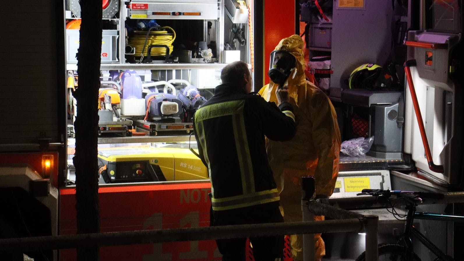 Die Einsatzkräfte betraten die Wohnung mit der Leiche in Schutzanzügen.