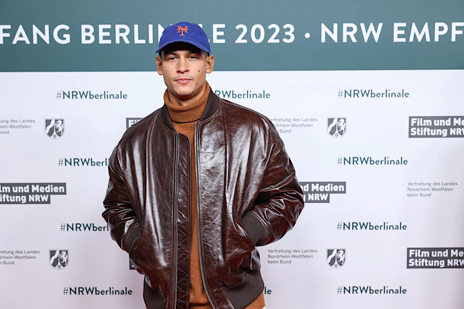 ARCHIV - Schauspieler Emilio Sakraya kommt zu einer Veranstaltung.  