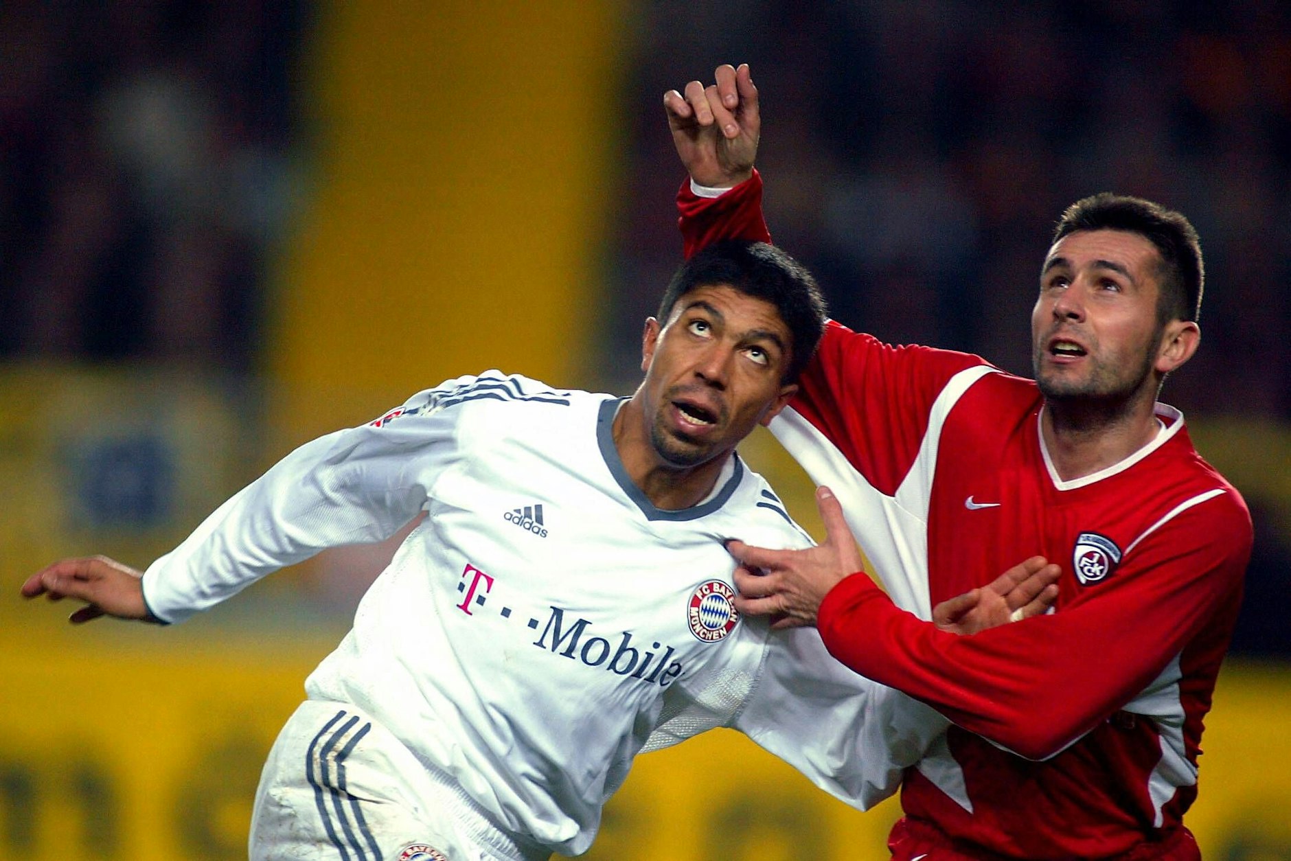 Union-Trainer Nenad Bjelica (52., r.), hier 2002 im Duell mit Giovane Elber (51), konnte als Spieler mit Kaiserslautern nie gegen den FC Bayern gewinnen. 
