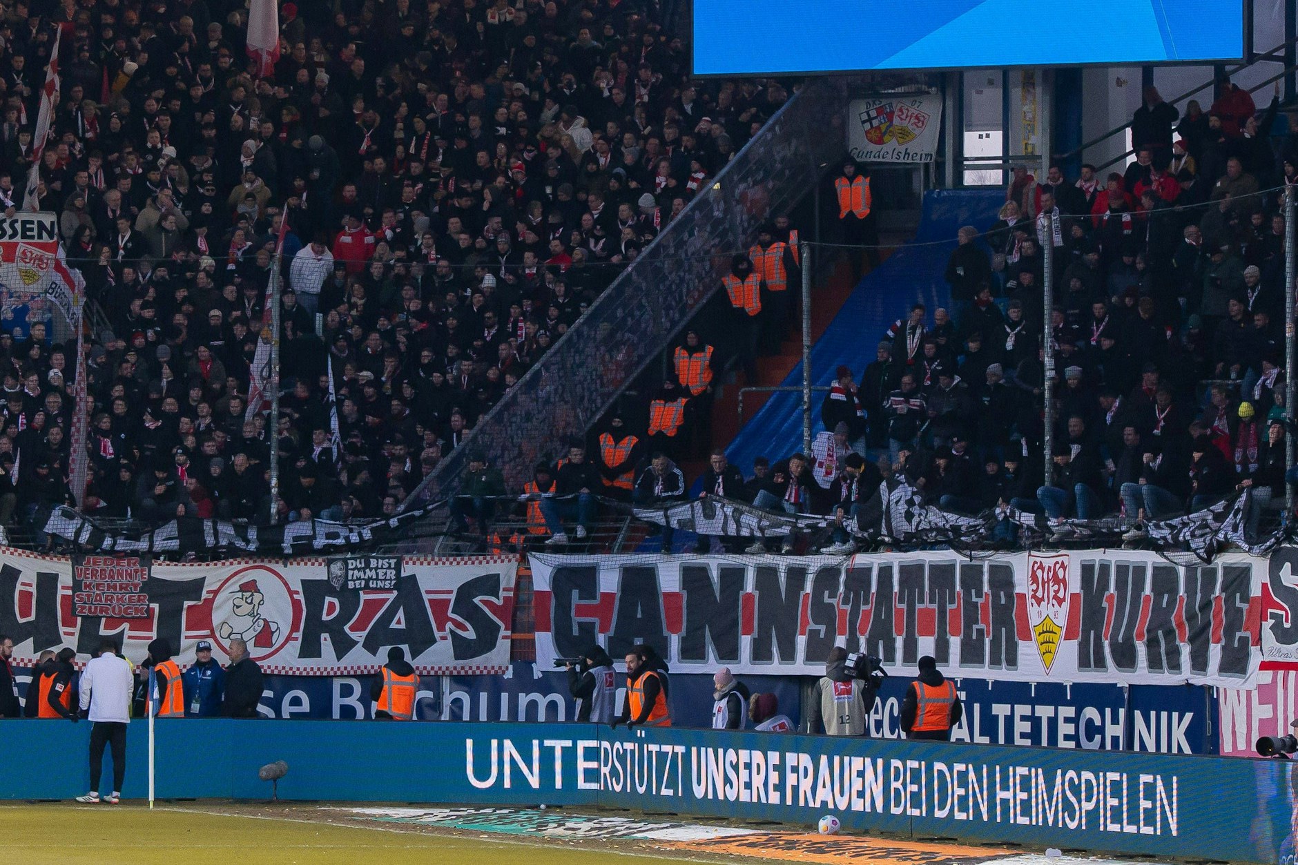 Spielunterbrechung in Bochum. Hier rollen Stuttgarts Ultras ein Trauer-Banner für Kay Bernstein ein, um Platz für ihre eigene Zaunfahne zu machen.