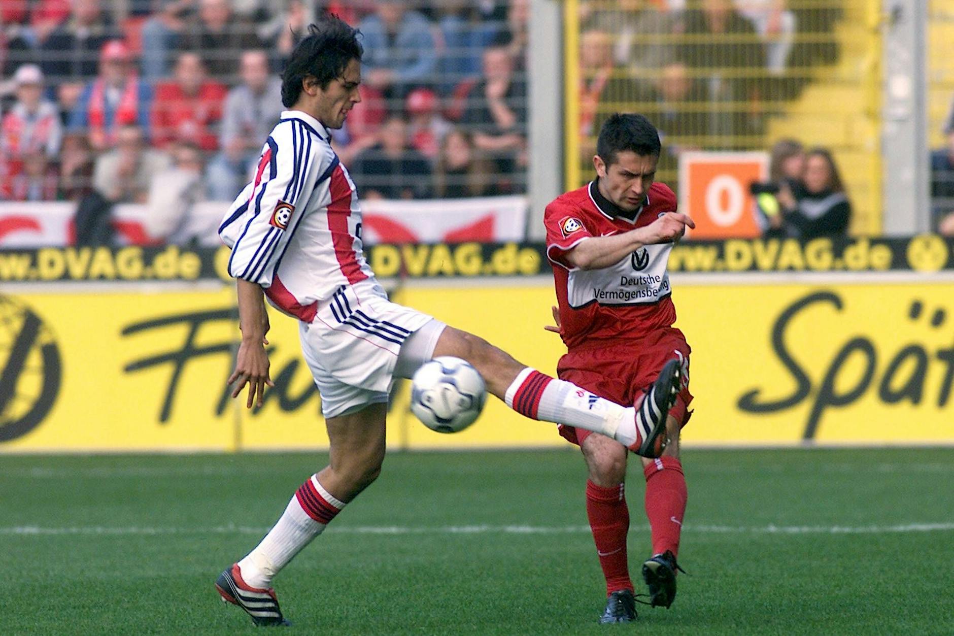 Nenad Bjelica, hier im Duell mit Bayern-Stürmer Roque Santa Cruz (42), will mit dem 1. FC Union den Rekordmeister ärgern. 
