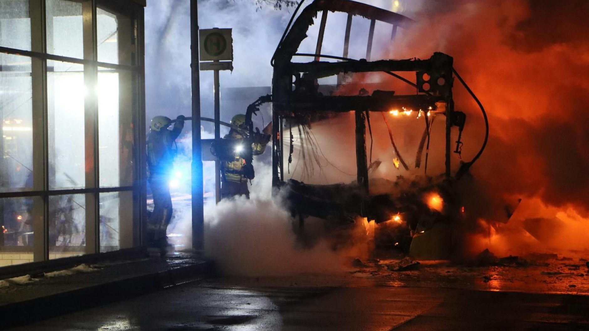 Die Feuerwehr hatte aufgrund zugefrorener Hydranten Probleme bei der Brandbekämpfung. Der Bus konnte am Ende nicht gerettet werden.