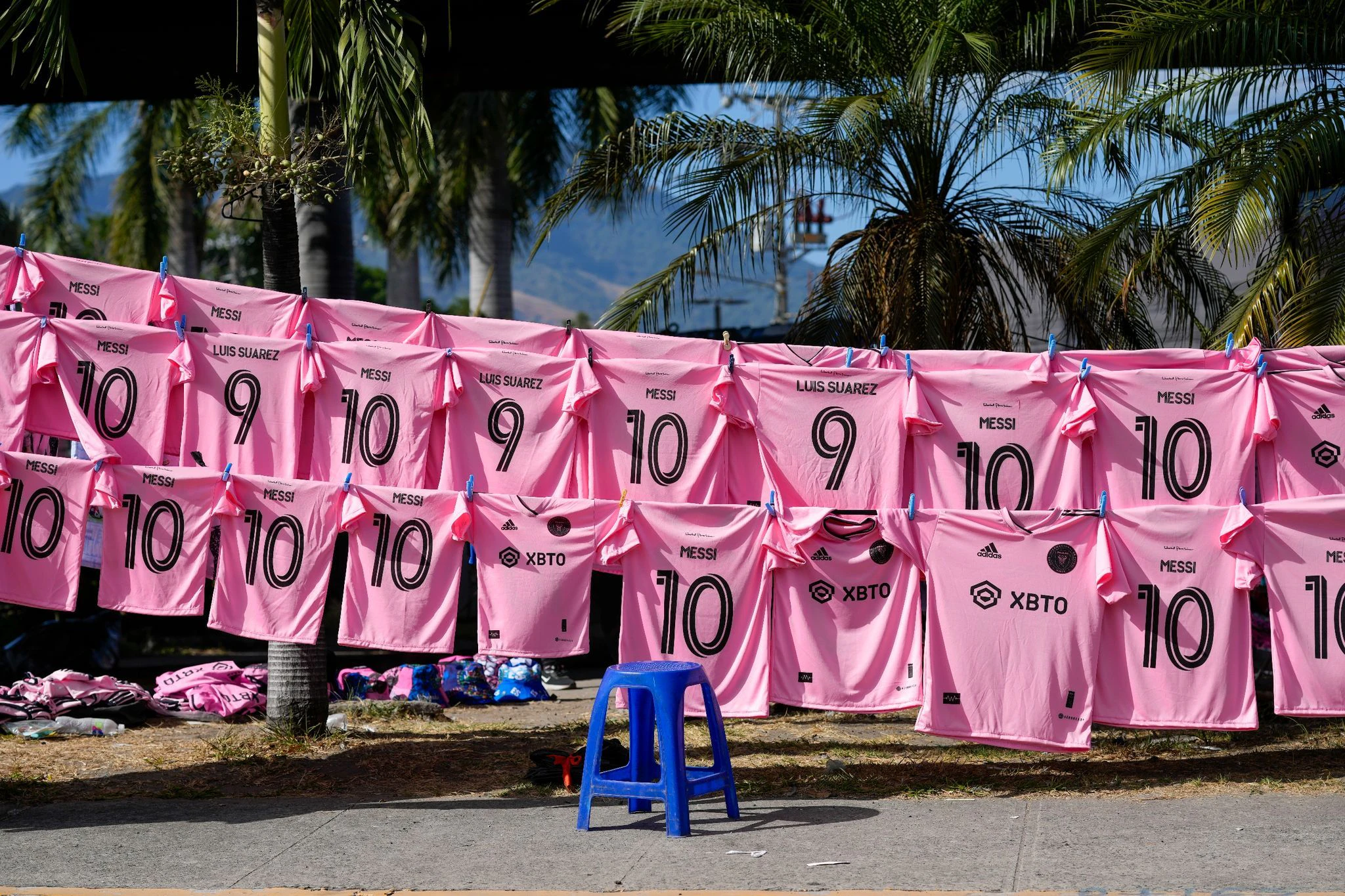 Trikots von Lionel Messi und Luis Suarez von Inter Miami vor dem Cuscatlan-Stadion in San Salvador. Miami trennte sich zu Beginn einer Welttour in einem Testspiel torlos von der Nationalmannschaft El Salvadors.  