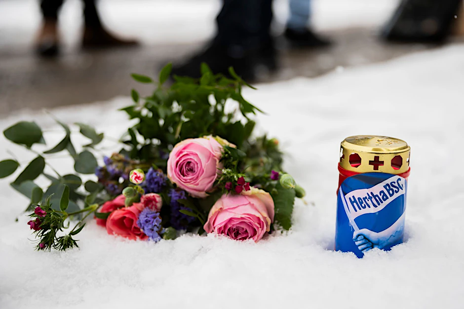 Die Hertha-Ultras laden am Sonntag zu einem Trauermarsch für den gestorbenen Präsidenten Kay Bernstein ein.  