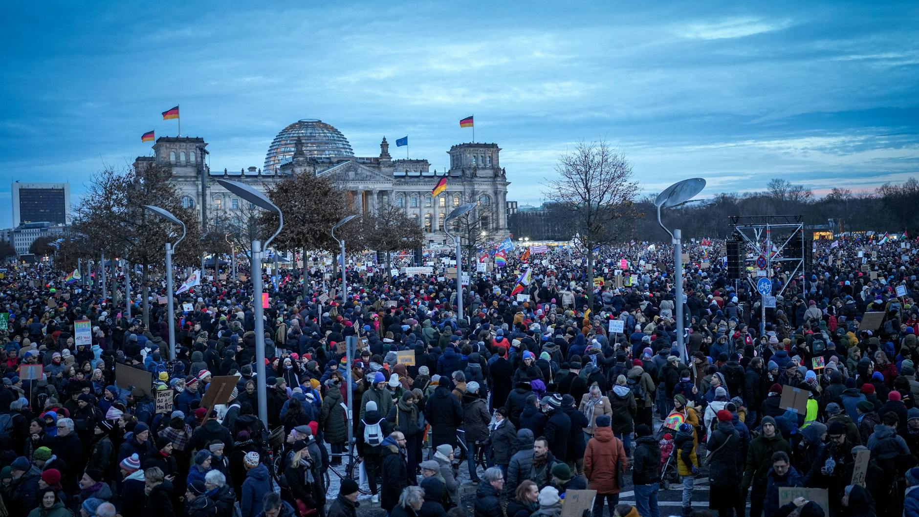 Tausende Menschen demonstrieren für Demokratie vor dem Reichstagsgebäude. Mit den bundesweiten Demos soll ein Zeichen des Widerstands gegen rechtsextreme Umtriebe gesetzt werden.