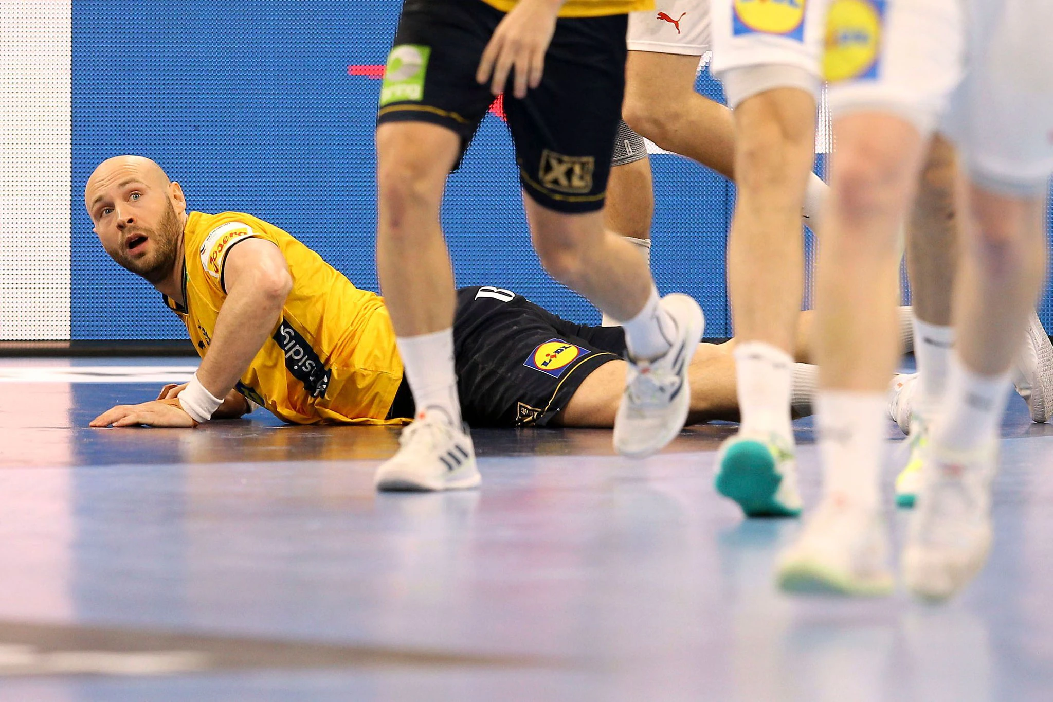 dpatopbilder - Dänemark ist dem Einzug ins Halbfinale der Handball-Europameisterschaft ganz nahe gekommen. Im Top-Spiel der Hauptrundengruppe II setzte sich der dreimalige Weltmeister gegen seinen schärfsten Konkurrenten und Titelverteidiger Schweden mit 28:27 durch. Schwedens Oscar Bergendahl kann es kaum fassen.  