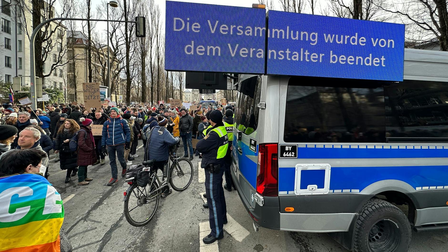 Der Organisator einer Demonstration gegen rechts mit mindestens 80.000 Menschen in München hat die Veranstaltung am Sonntag wegen Überfüllung abgebrochen.