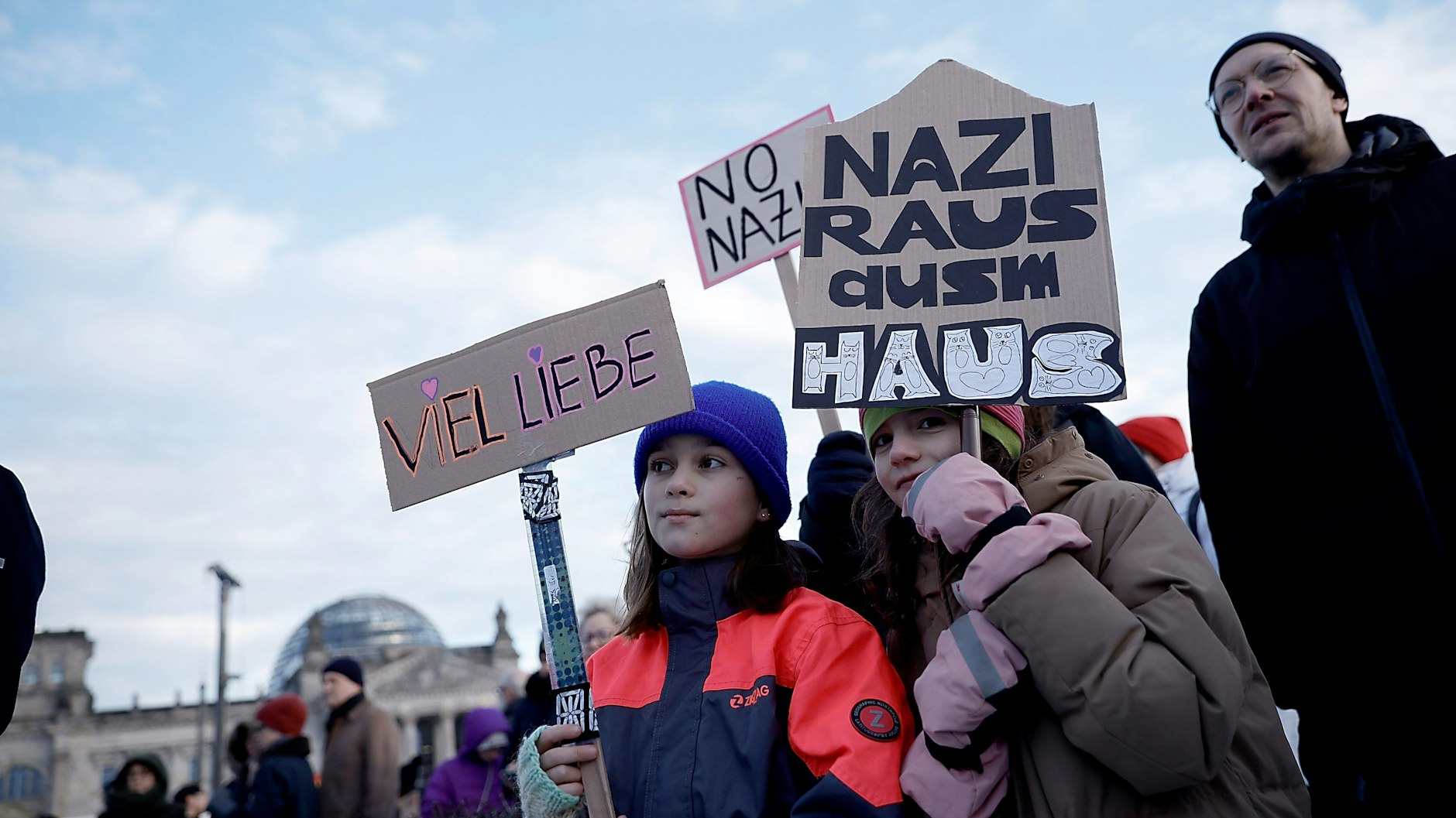 Auch Kinder nehmen an der Protestveranstaltung unter dem Motto „Demokratie verteidigen“ vor dem Reichstagsgebäude teil.