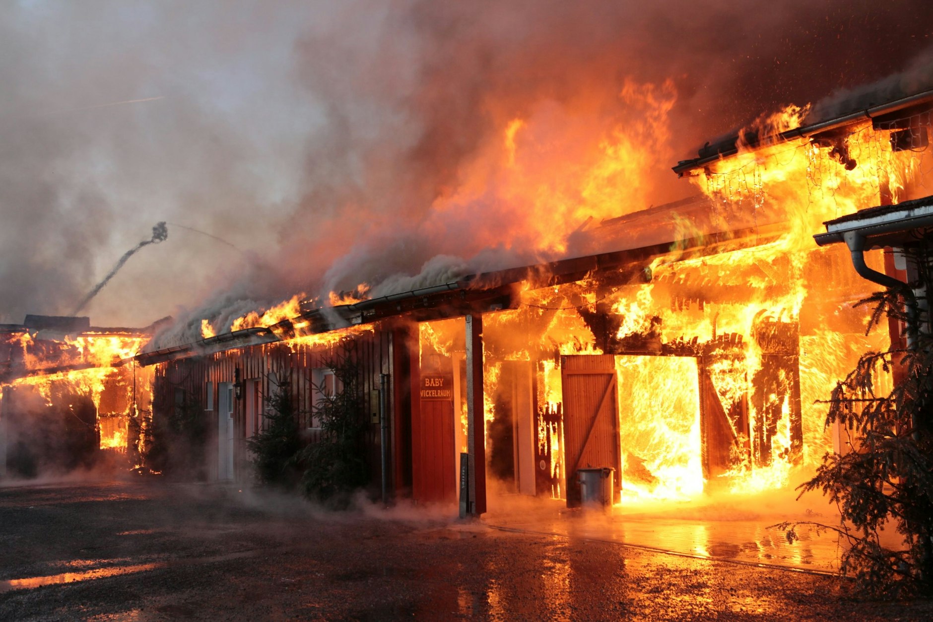 In dem Freizeitpark Westernstadt „Pullman City“ in Eging am See in Bayern ist am Sonntagmorgen ein Feuer ausgebrochen.