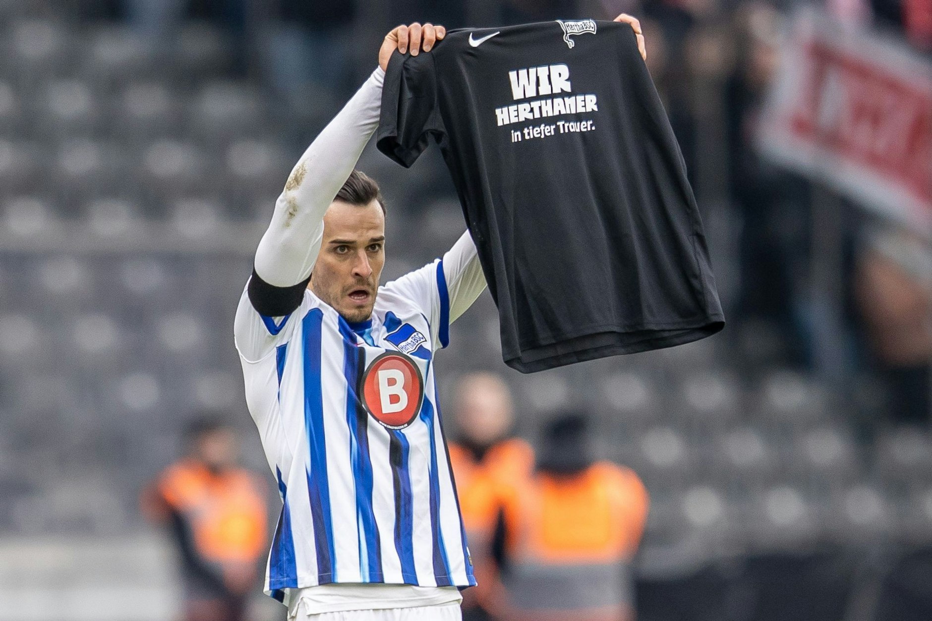 Kein Jubel! Herthas Stürmer Haris Tabakovic streckte ein schwarzes Trauer-T-Shirt nach seinem Tor zum 1:0 in die Höhe.