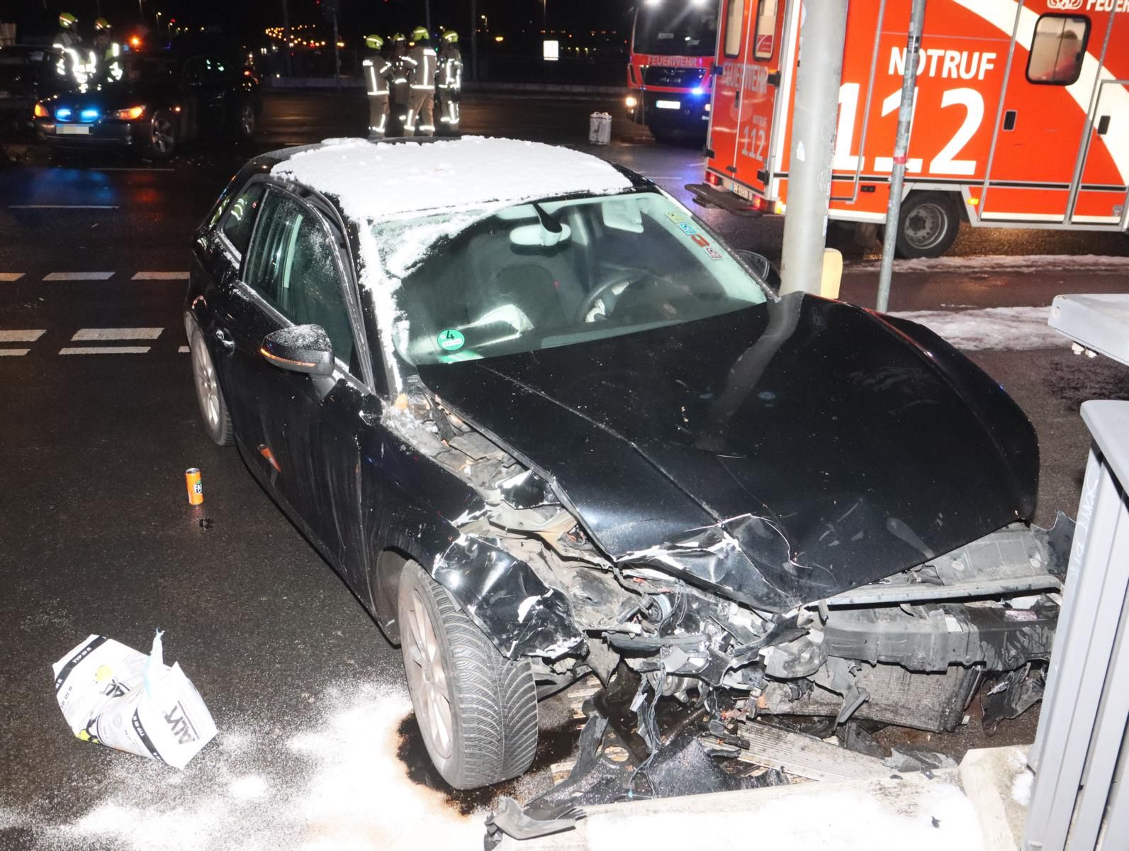 Berlin-Charlottenburg: Audi-Raser verunglückt auf Spandauer-Damm-Brücke, Verletzte