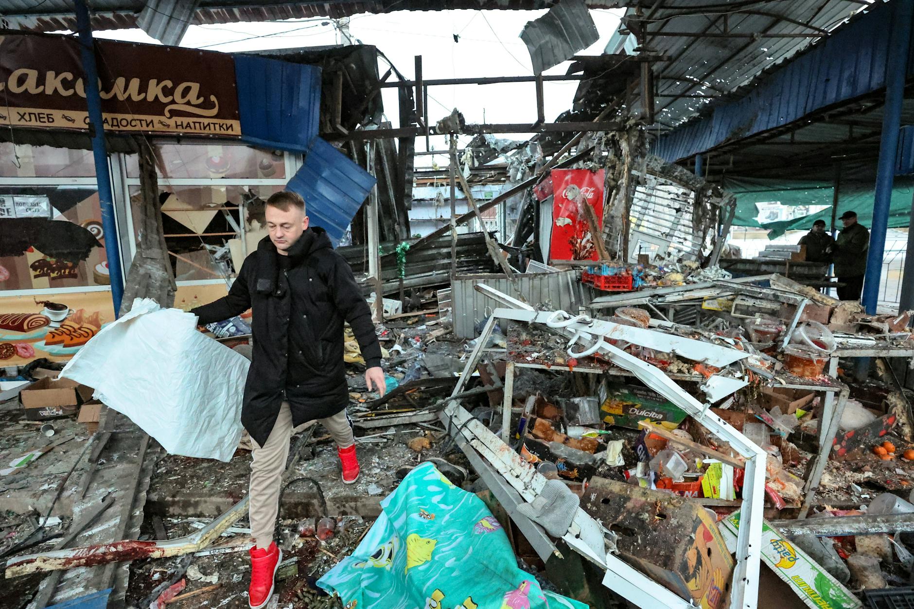 Ein Blick auf den beschädigten Merkury-Markt im Stadtteil Tekstilshchik. 