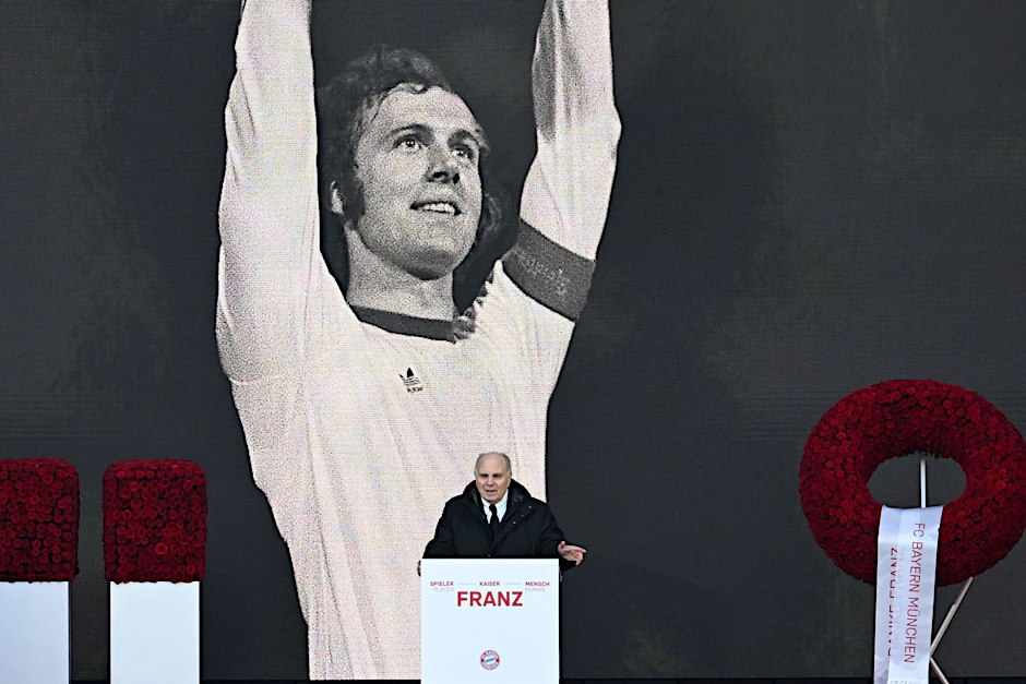 FCB-Ehrenpräsident Uli Hoeneß verabschiedete sich mit bewegenden Worten vom Fußball-«Kaiser».  