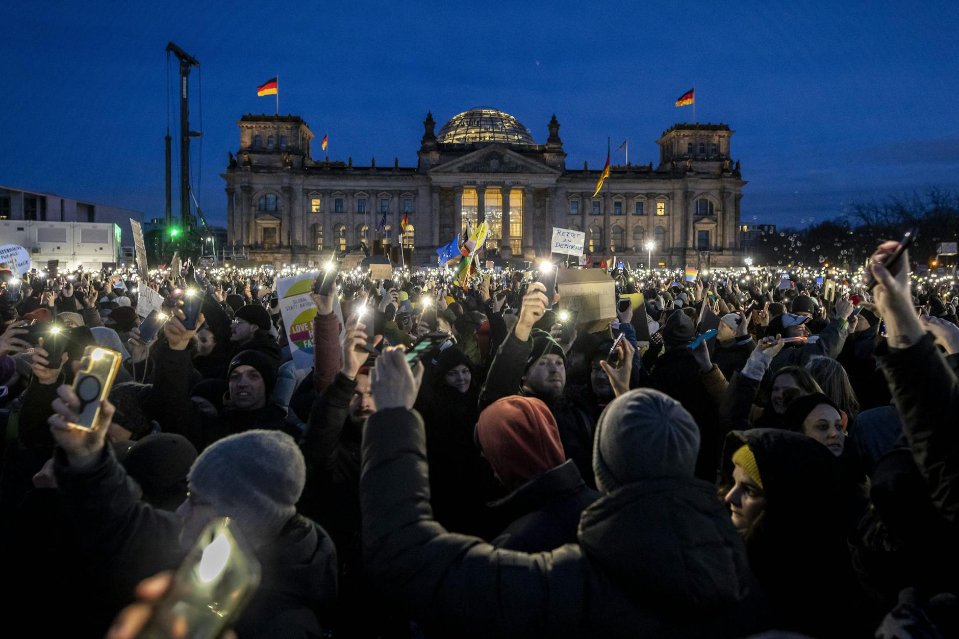 RBB, MDR oder NDR: Die Sender des öffentlich-rechtlichen Rundfunks berichten fast täglich über Demos gegen rechts, wie hier am 24. Januar vor dem Berliner Reichstag.