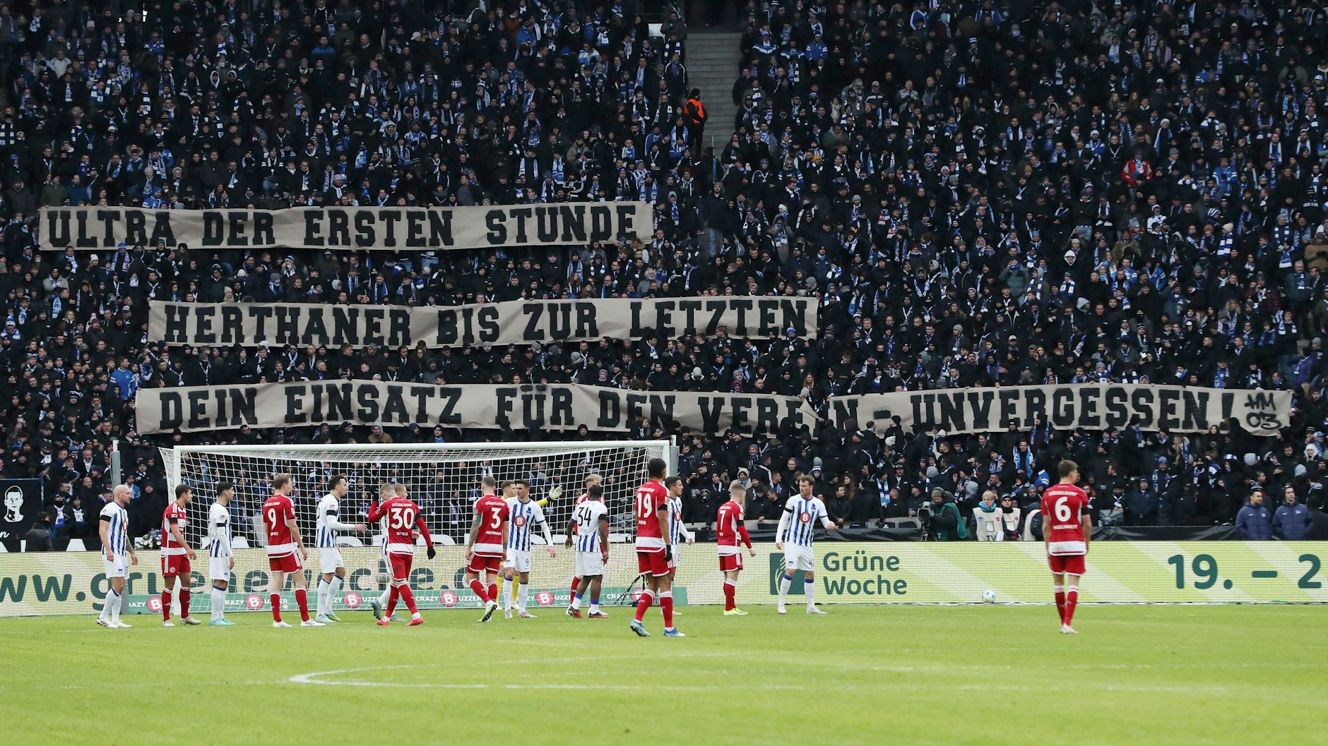 Herthas Fans ehrten Kay Bernstein, ihren gestorbenen Boss der Herzen, während des Spiels immer wieder mit verschiedenen Bannern in der Ostkurve.