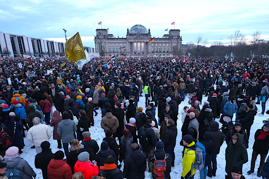 Zahlreiche Demonstranten versammeln sich vor dem Bundestag.