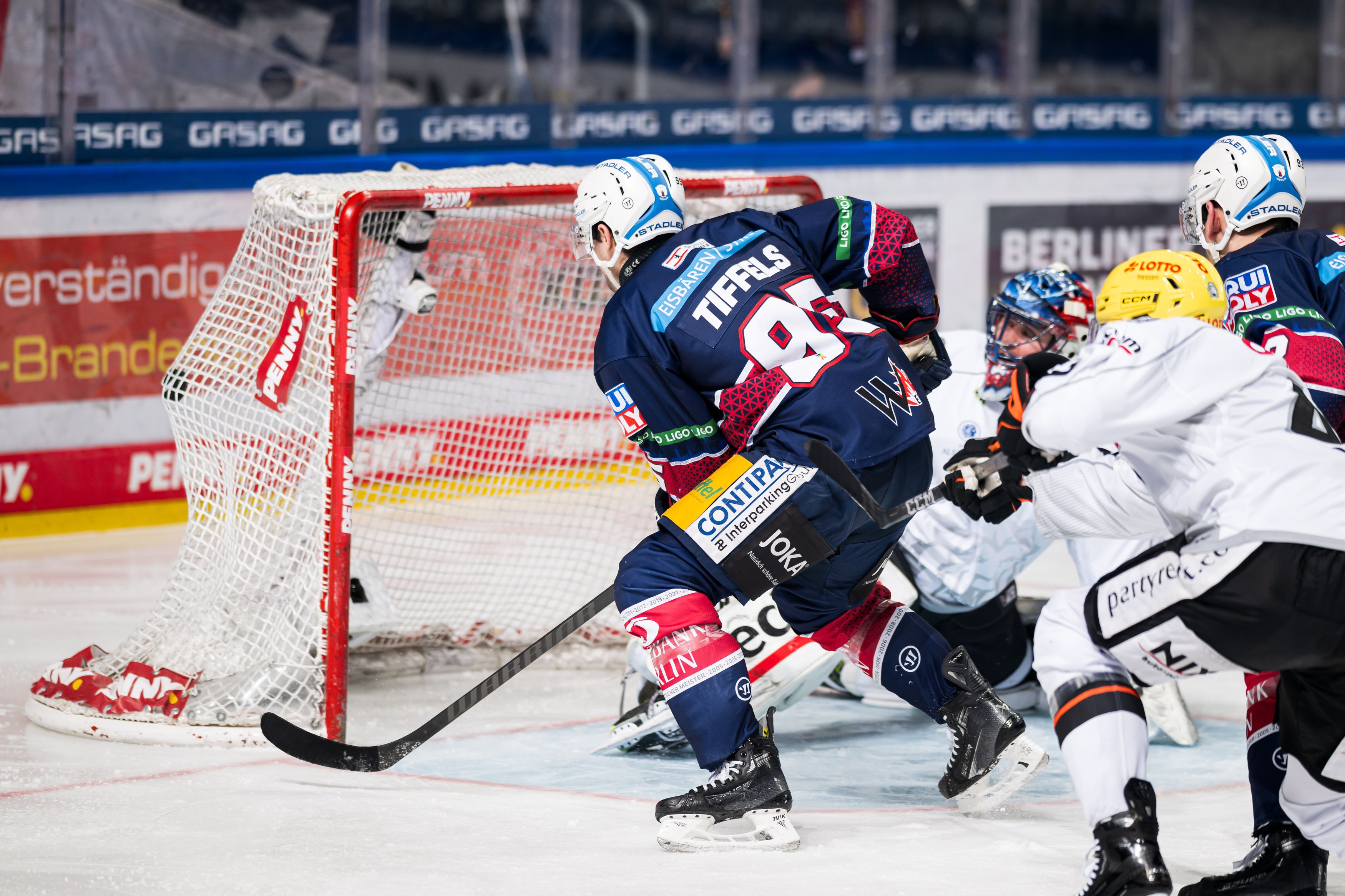 Image - Wieder ’ne enge Kiste! Eisbären üben schon mal knappe Siege
