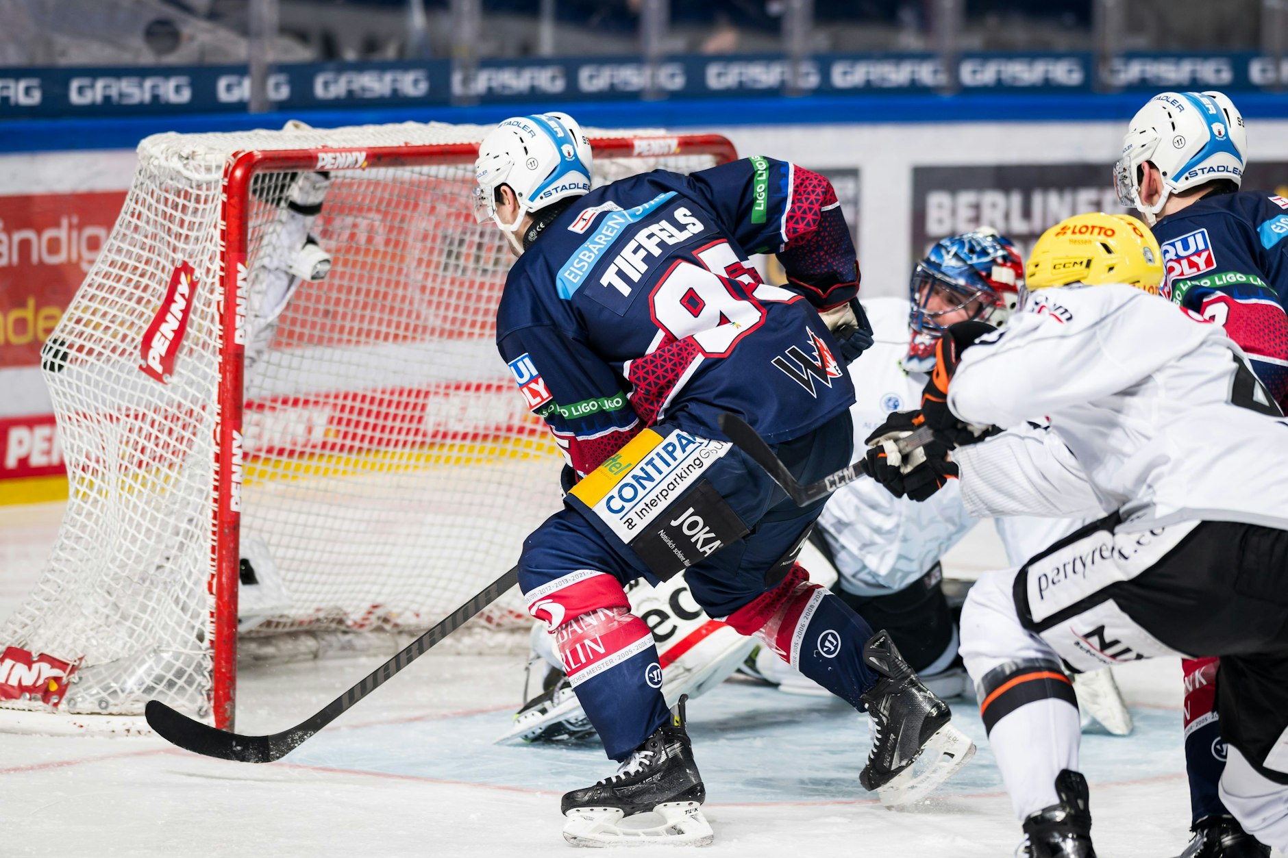 Freddie Tiffels ist zur Stelle und staubt zum 3:2 für die Eisbären Berlin gegen die Löwen Frankfurt ab.