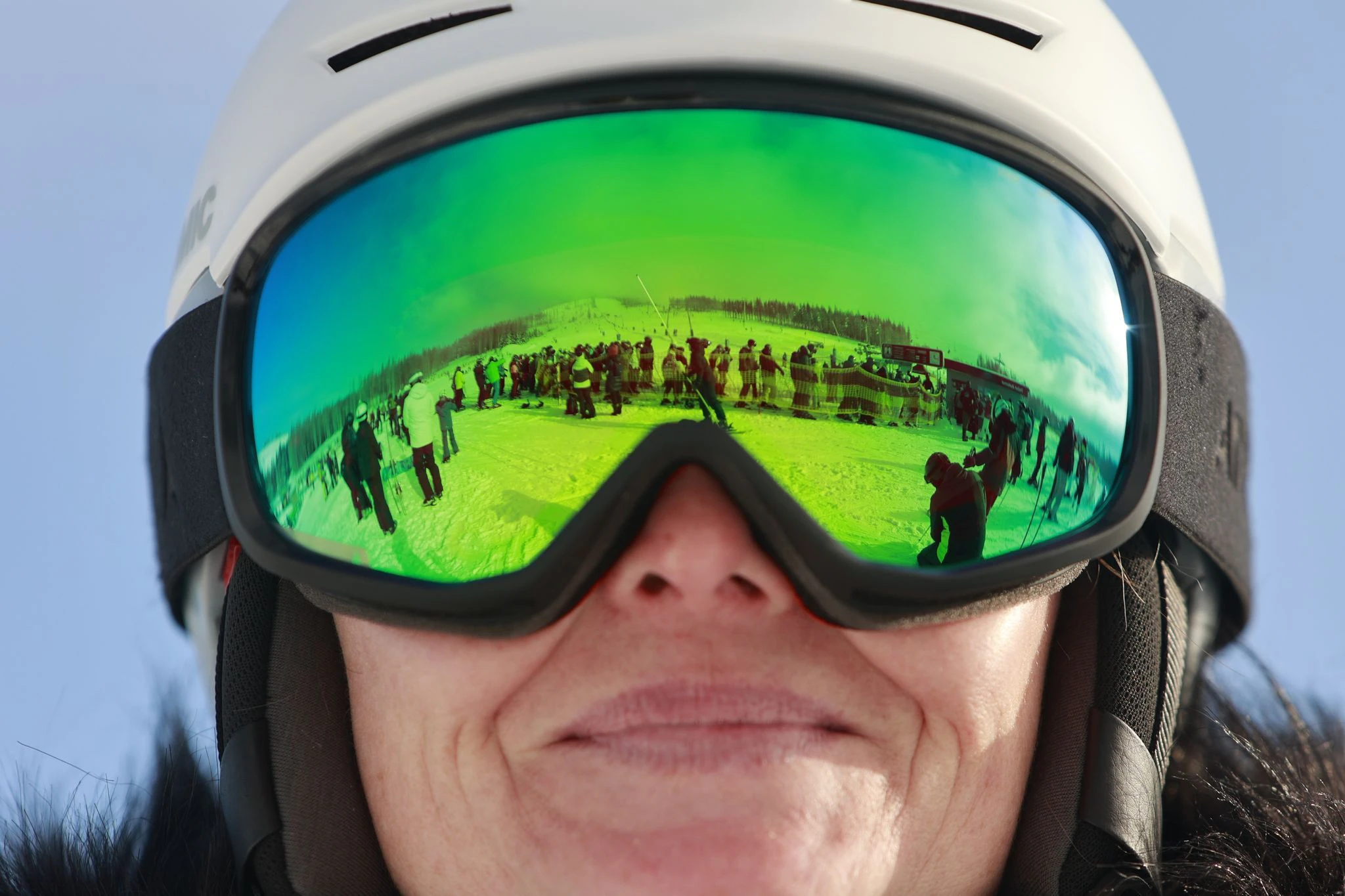 Der Wurmberg im Harz spiegelt sich in der Brille einer Skifahrerin.  