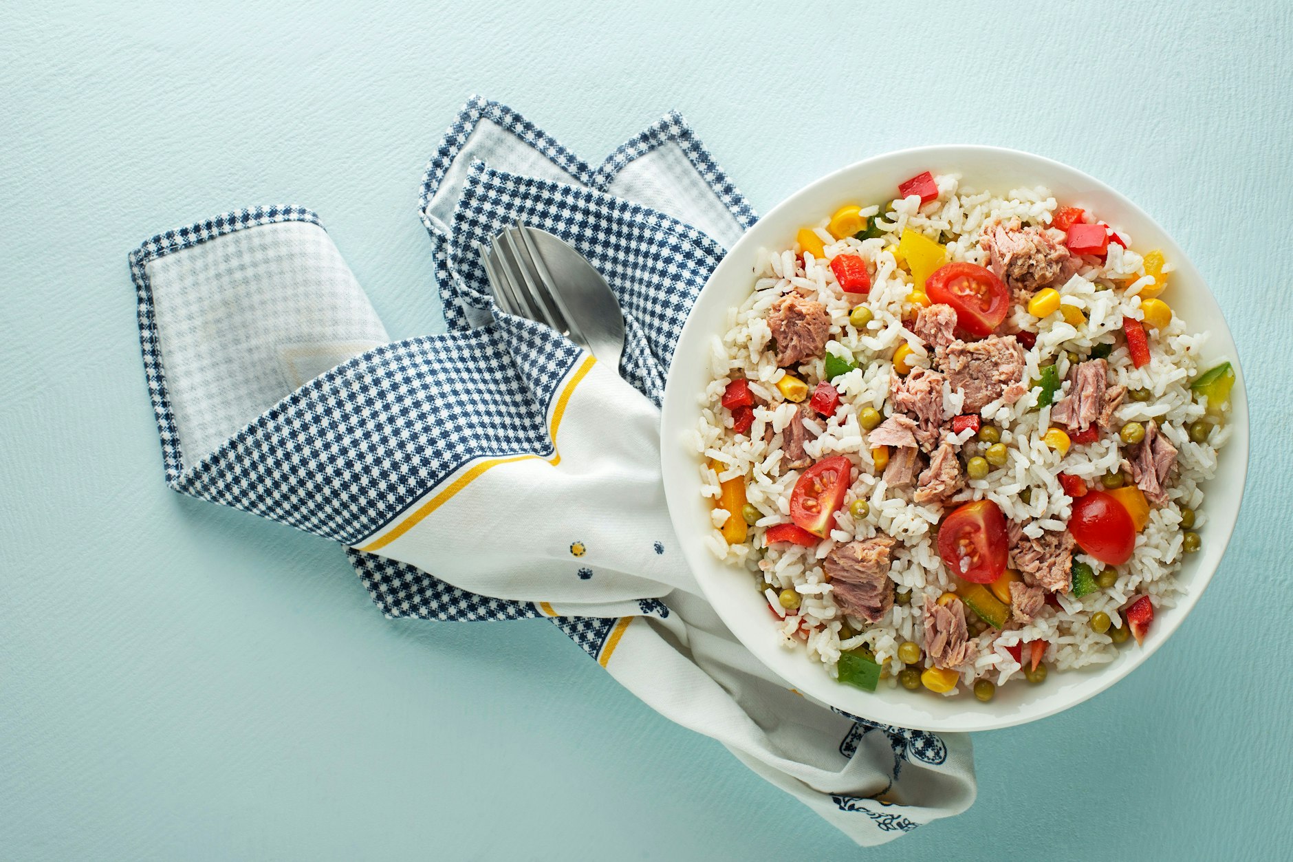 Hier gibt es ein tolles Rezept für einen köstlichen Reis-Salat – gesund, lecker und fix!