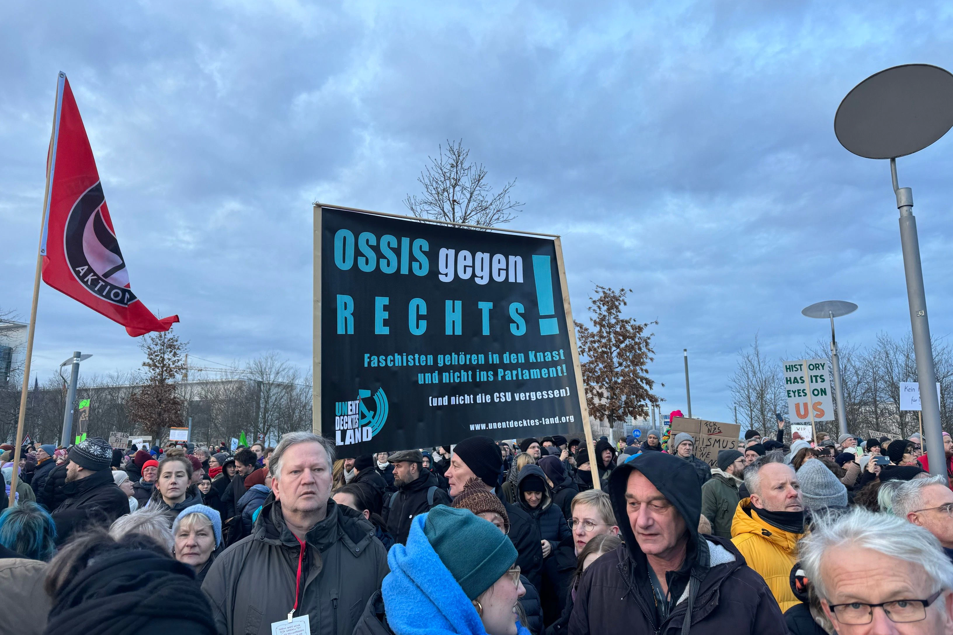 Immer mehr Demonstranten versammeln sich vor dem Bundestag.&nbsp;