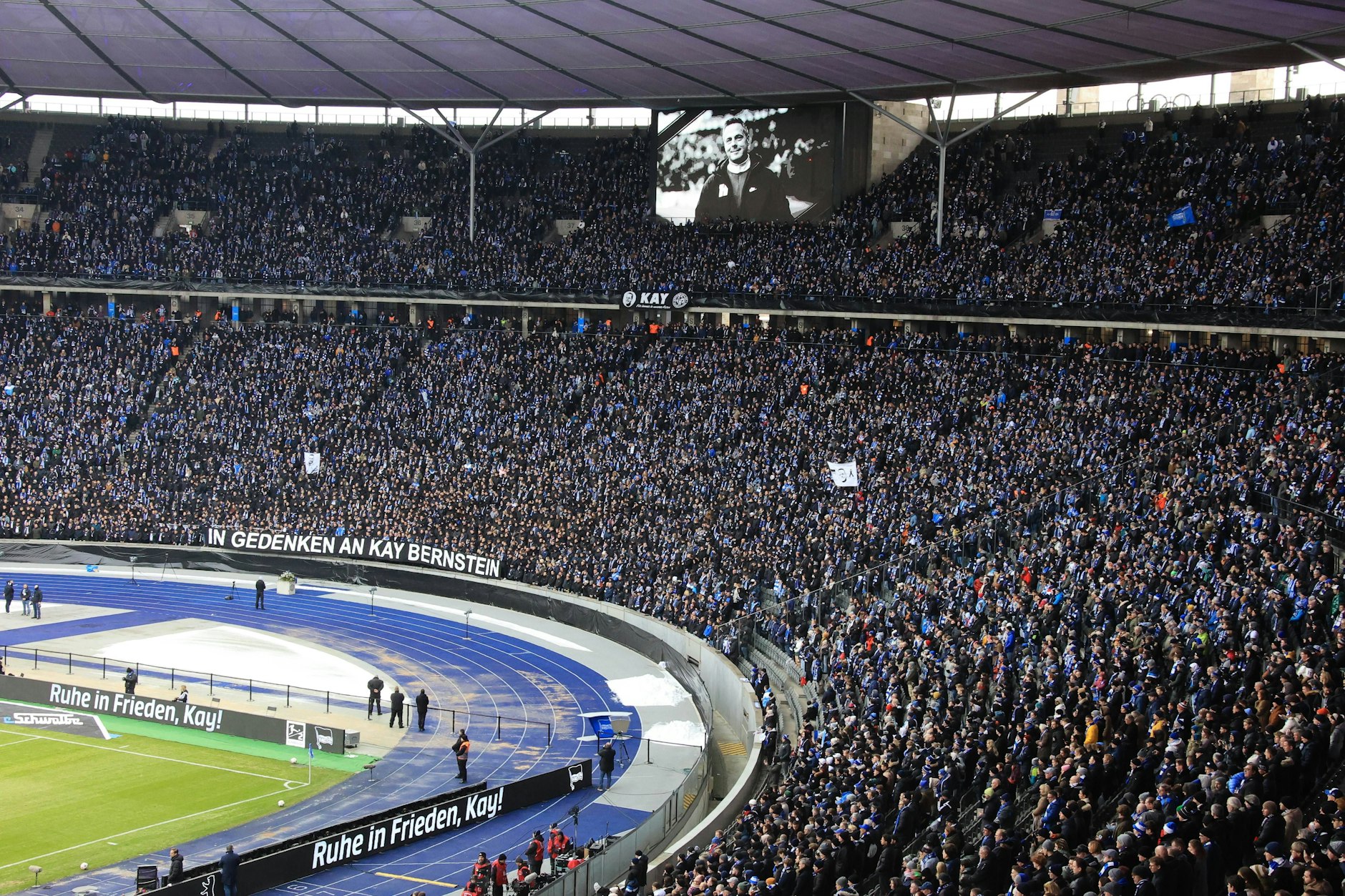Das Olympiastadion wurde beim Herthas Heimspiel gegen Düsseldorf zum Ort der stillen Trauer für Präsident Kay Bernstein.