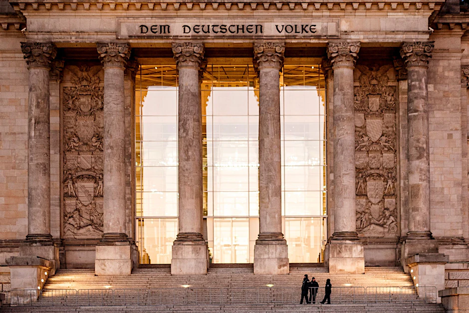 ARCHIV - Polizisten stehen am Eingang zum Reichstagsgebäude.  