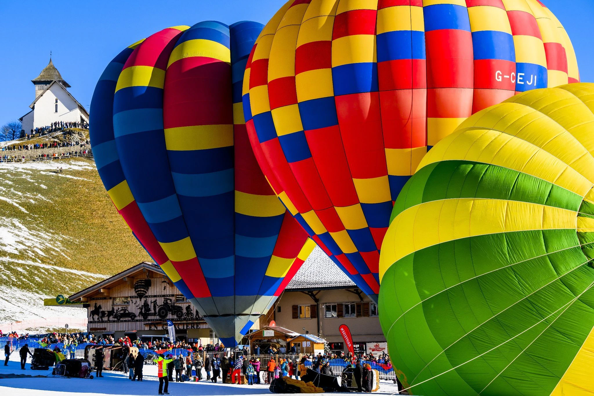Bereit zum Abflug! Das Internationale Heißluftballon-Festival findet zum 44. Mal im schweizerischen Gemeinde Chateau-D`oex statt.  a