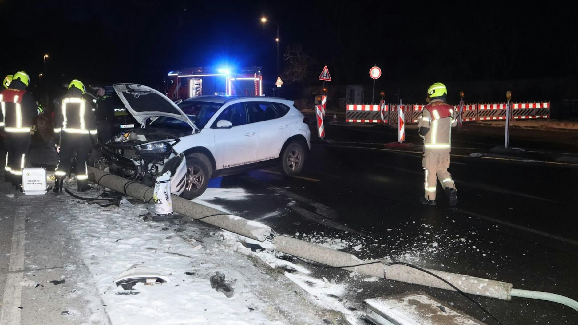 Auch in Biesdorf krachte ein Auto gegen eine Laterne.
