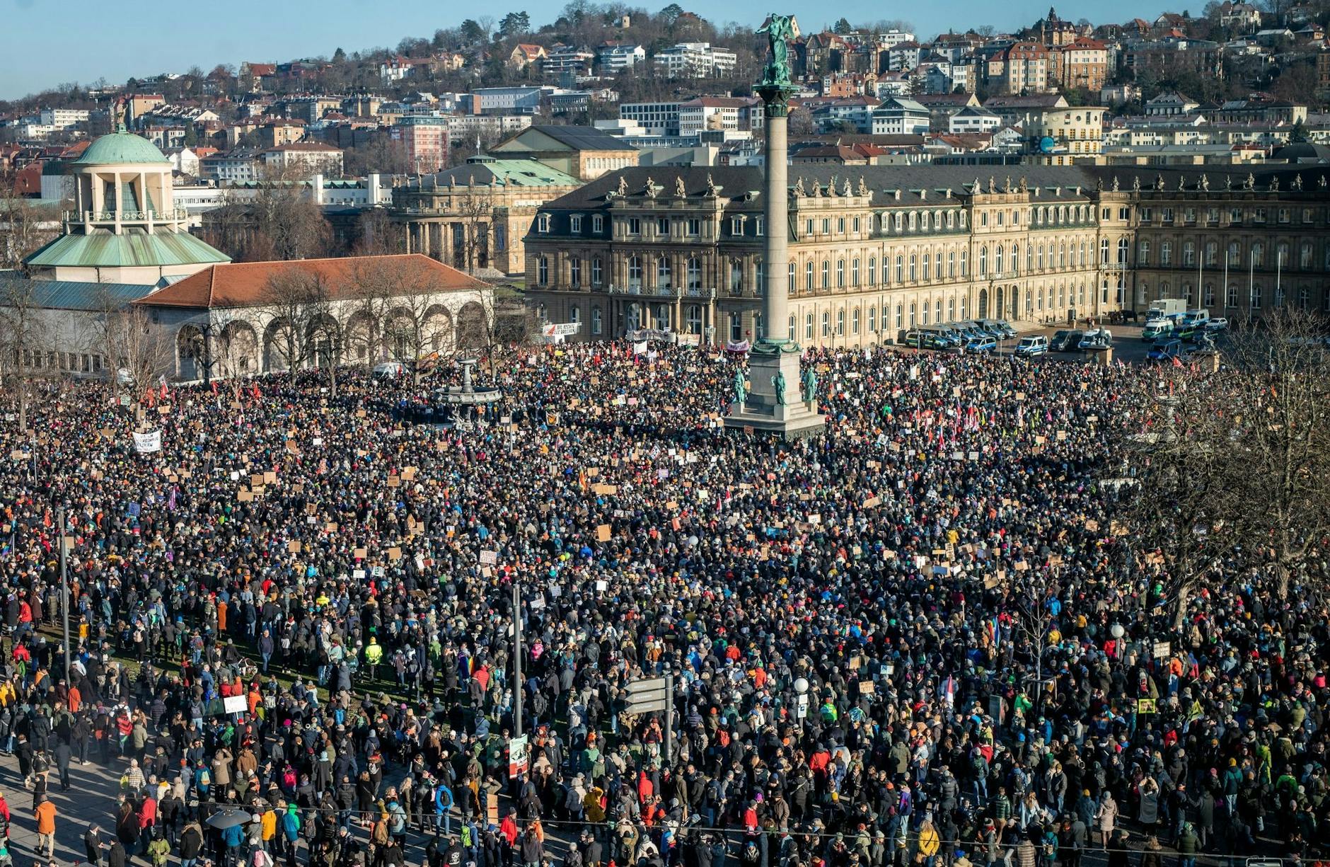 Der Stuttgarter Schlossplatz ist voller Demonstrantinnen und Demonstranten.