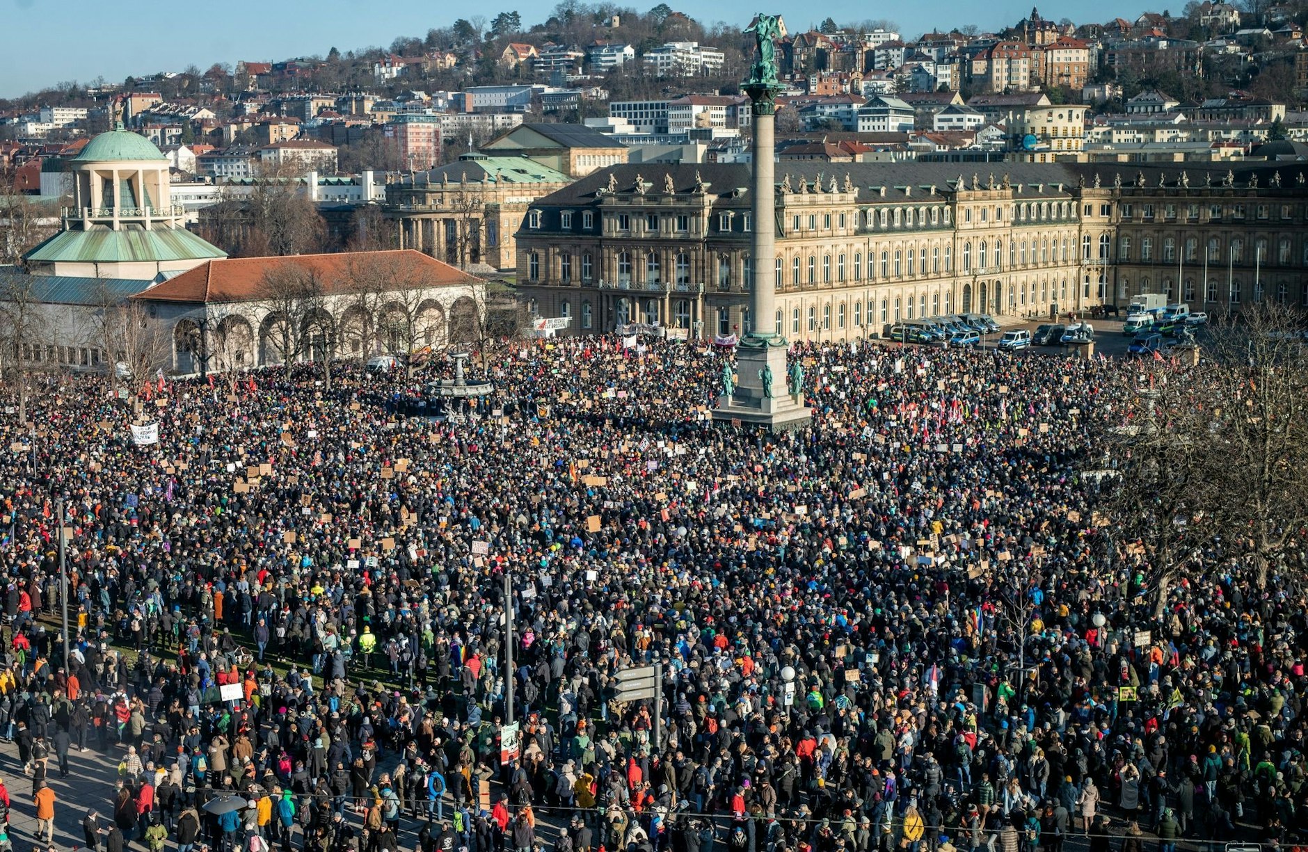Der Stuttgarter Schlossplatz ist voller Demonstrantinnen und Demonstranten.  