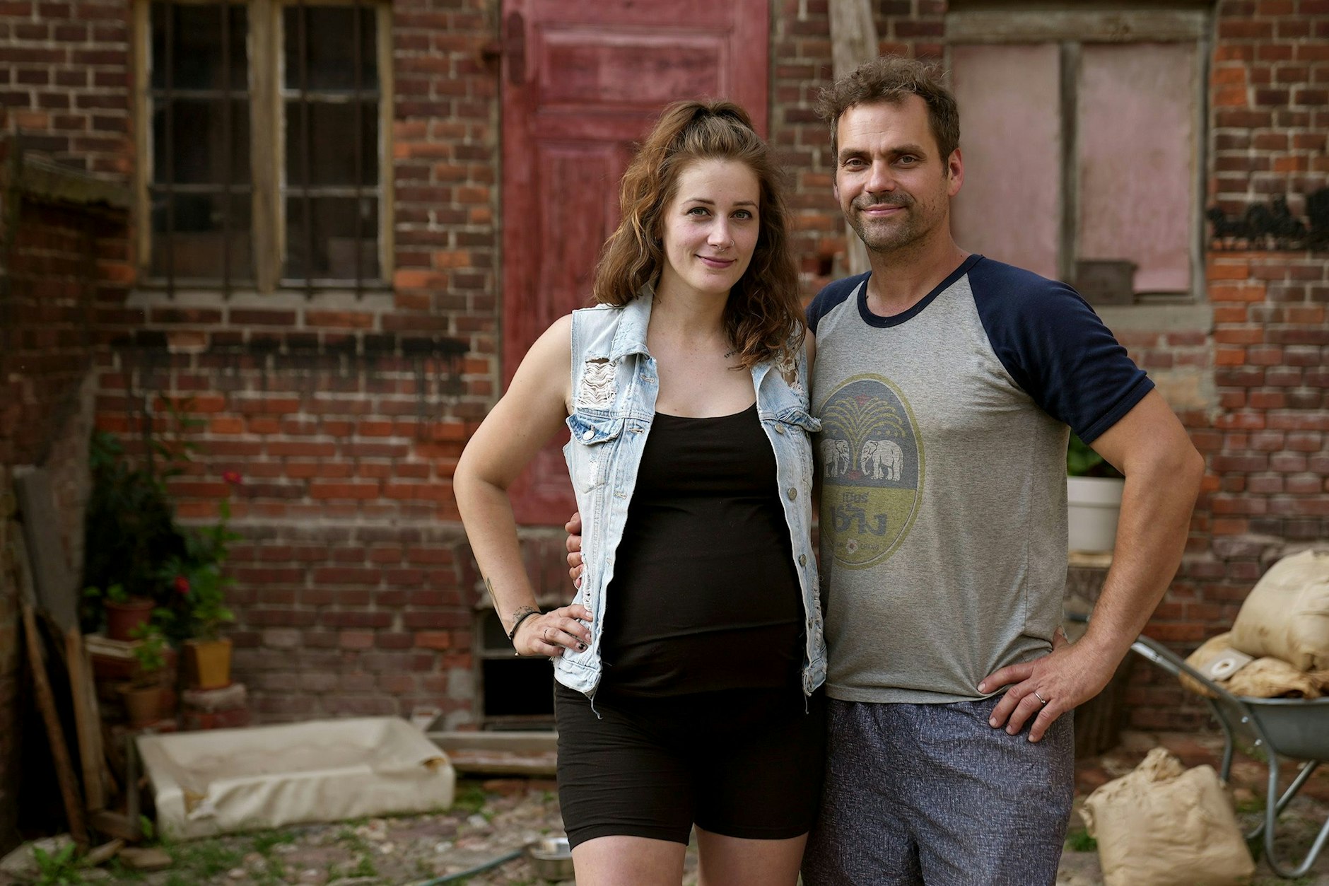 Nina und Florian sind aus Kreuzberg in ein baufälliges Haus ohne Heizung zwei Autostunden von Berlin entfernt gezogen. Nina erwartet ein Baby – das Haus muss schnell bewohnbar werden.