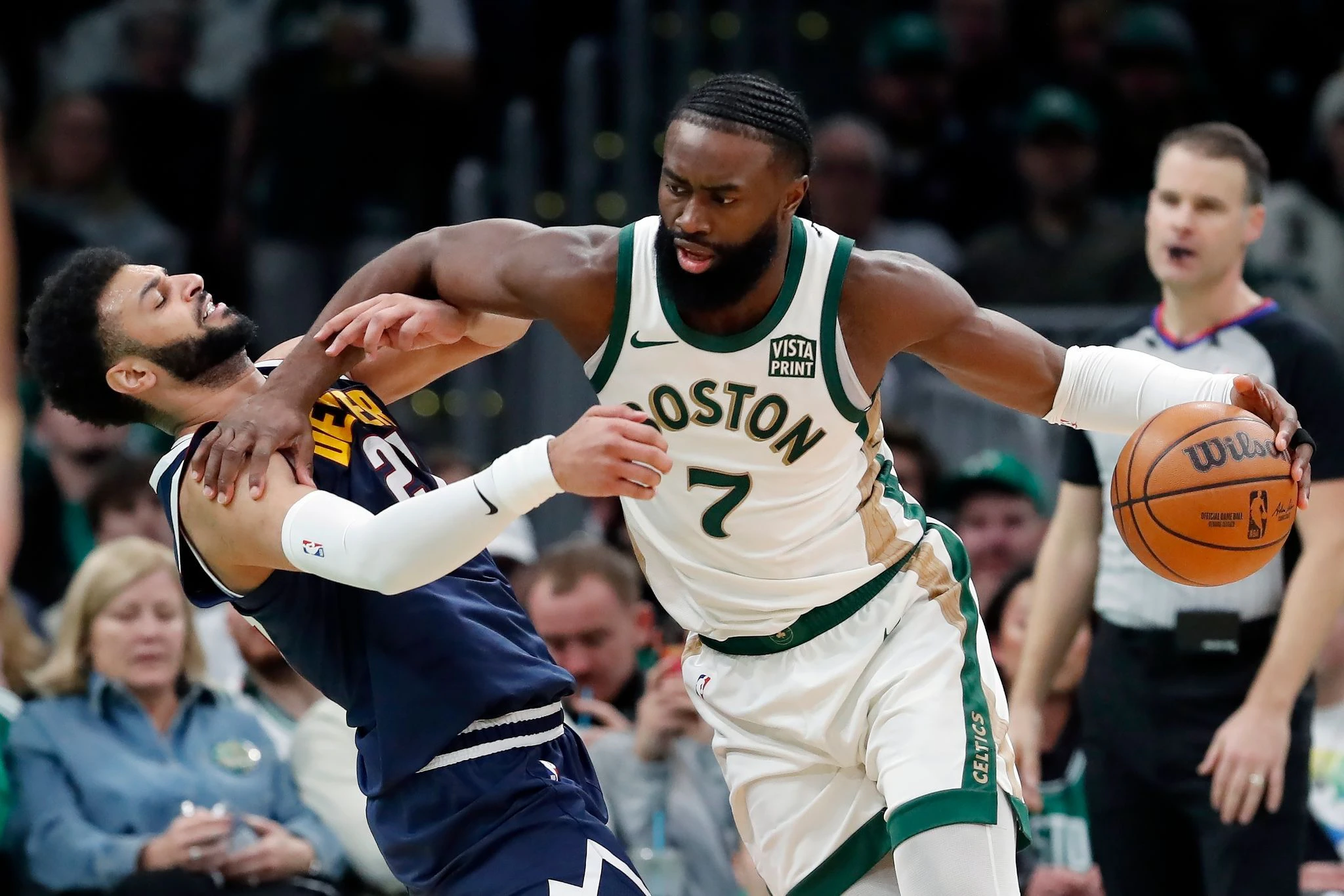 Jaylen Brown (r.) von den Boston Celtics zeigt sich gegen Jamal Murray vom NBA-Titelverteidiger Denver Nuggets wenig zimperlich.  