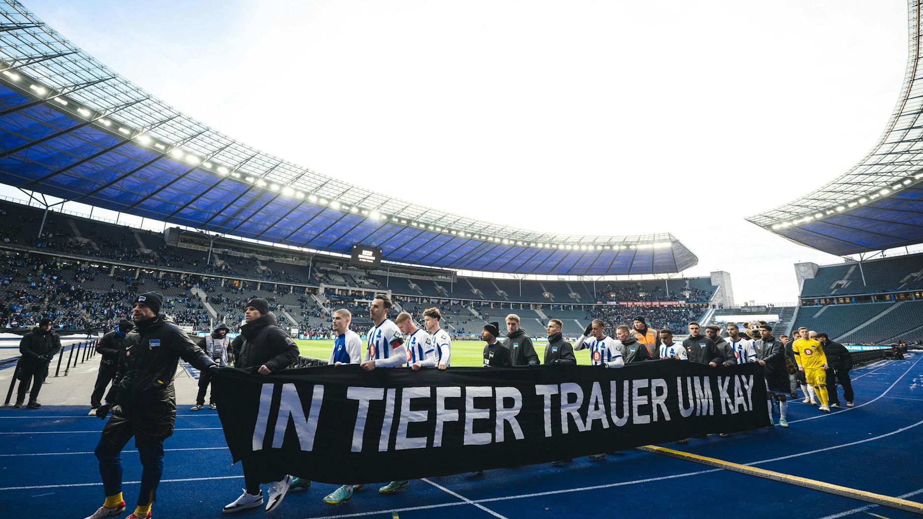 Herthas Spieler liefen nach dem Abpfiff mit einem Trauerbanner über die Tartanbahn des Olympiastadions.