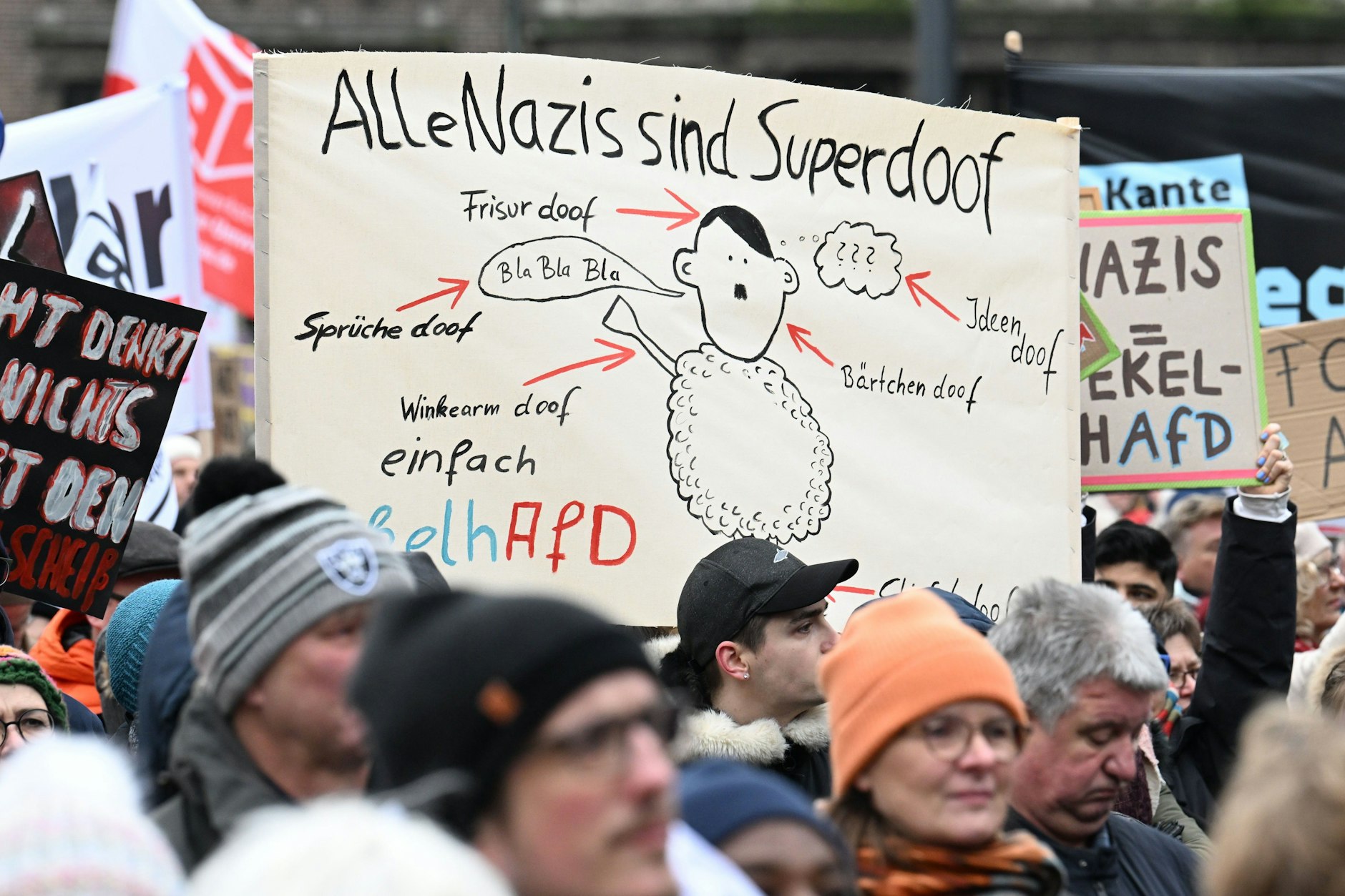 „Alle Nazis sind superdoof“ steht auf einem Plakat, das bei der Demo gegen Rechtsextremismus auf dem Marktplatz in Bremen zu sehen ist.