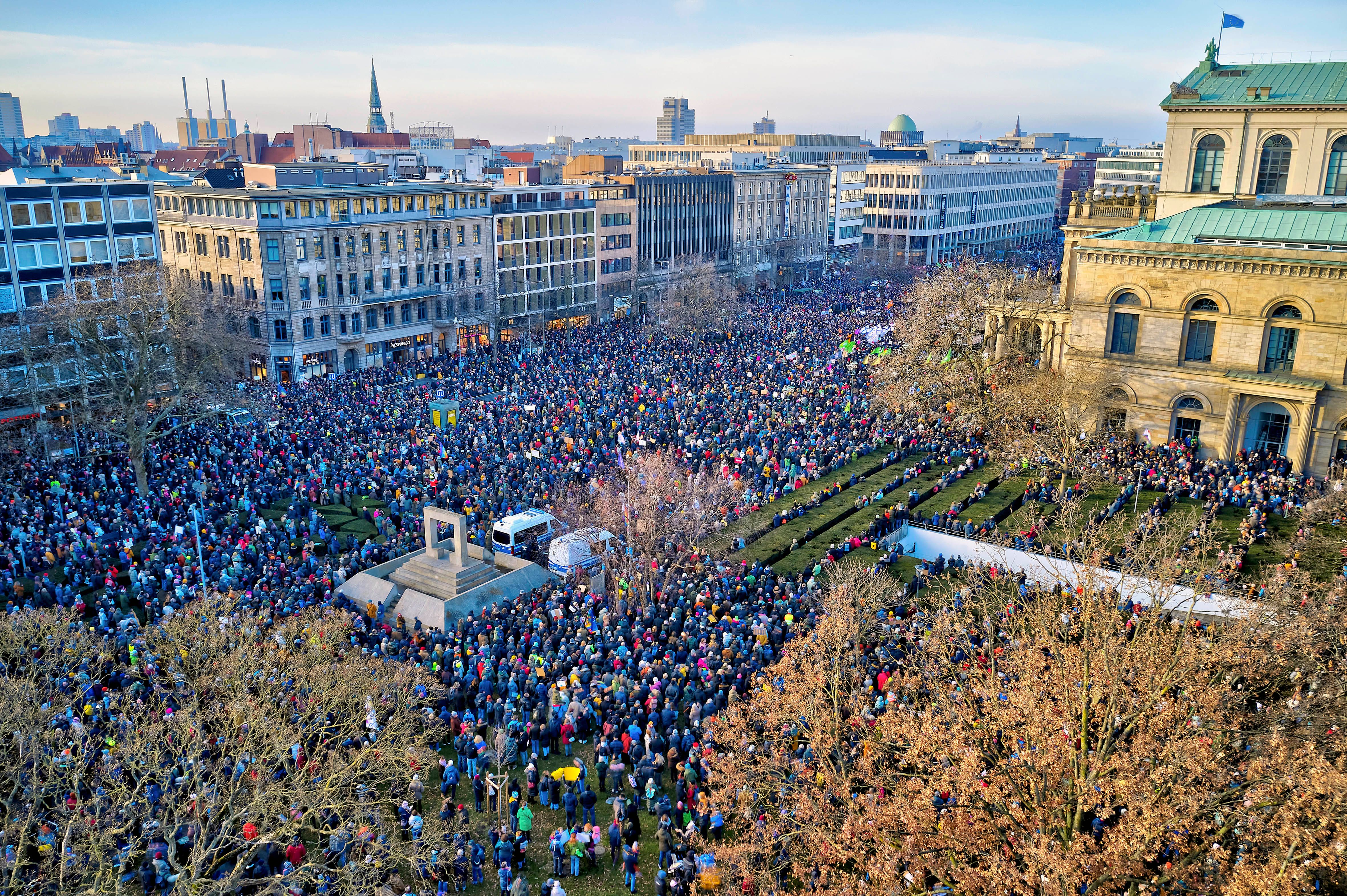 Demonstrationen Gegen Rechtsextremismus: So Viele Menschen Gingen In ...