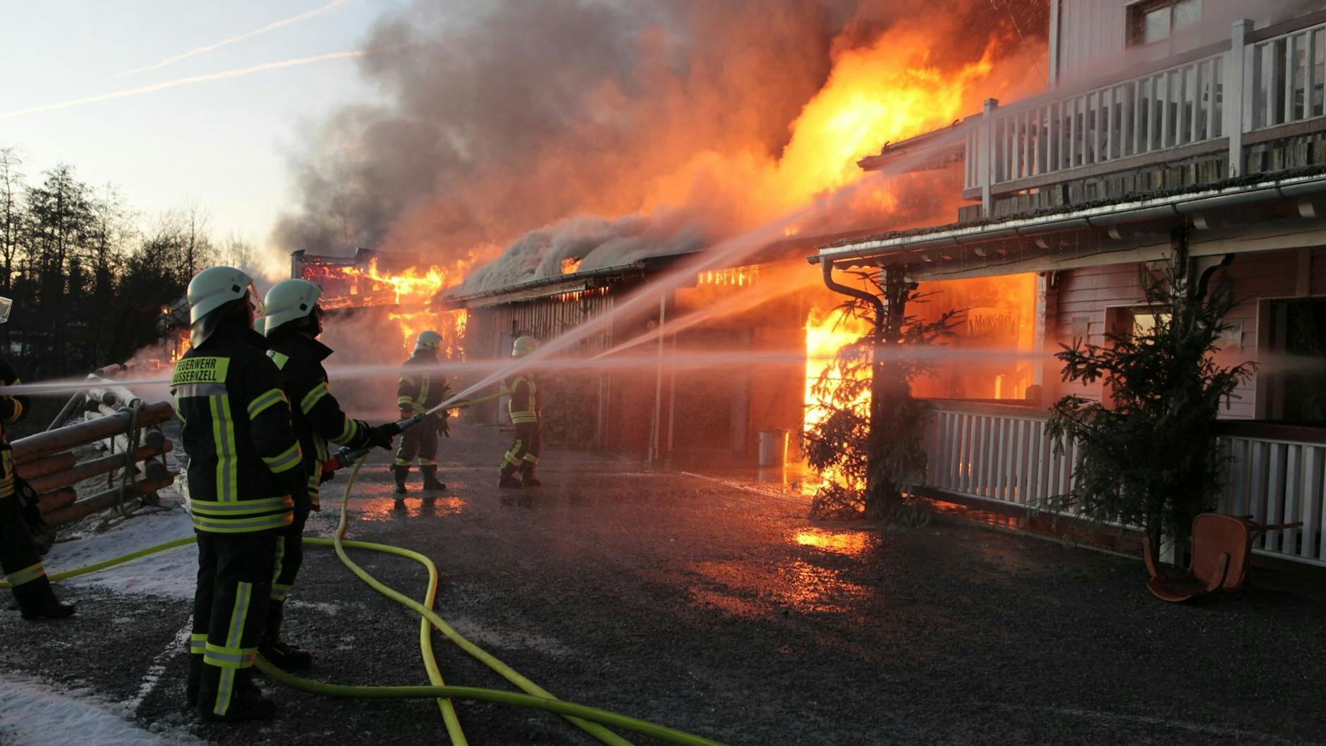 Rund 200 Menschen mussten aufgrund der Flammen evakuiert werden.