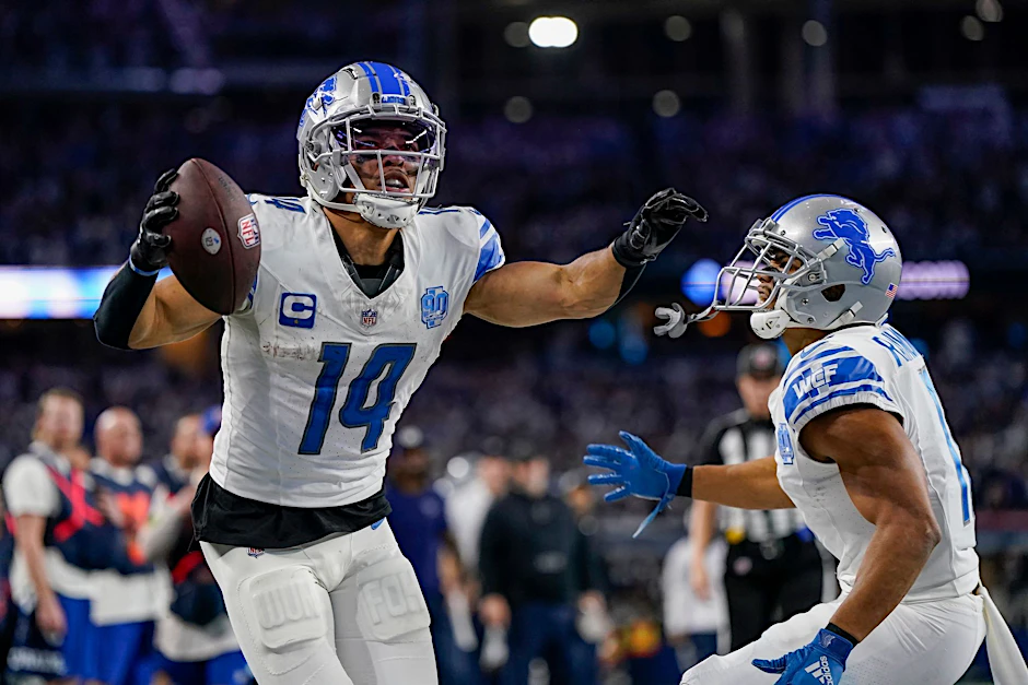 ARCHIV - Der Deutsch-Amerikaner Amon-Ra St. Brown (l) hat die beste Saison seiner jungen NFL-Karriere gespielt.  