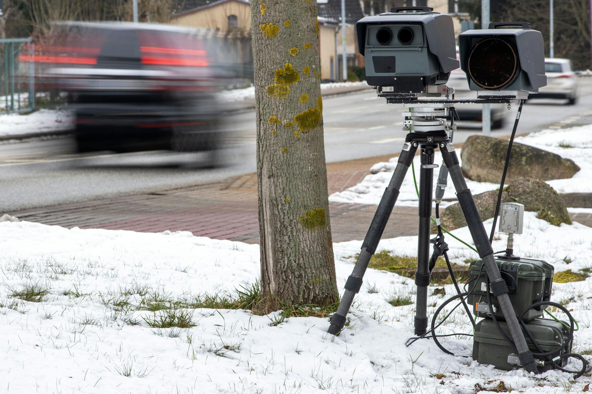 Blitzer: eine mobile Geschwindigkeitsmessung der Verkehrsüberwachung des Landkreises Ludwigslust-Parchim bei einer Kontrolle am Straßenrand.