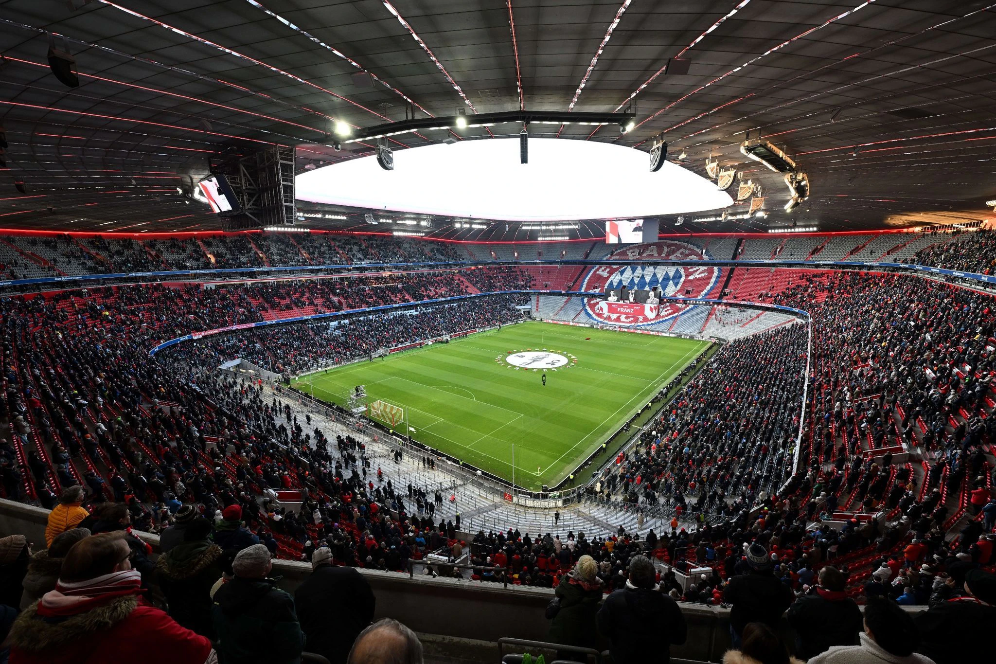 Rund 30.000 Besucher kamen zur Gedenkfeier in die Münchner Arena.  