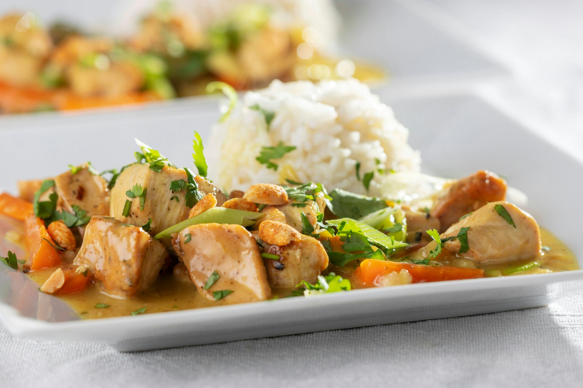 Das Rezept für Hähnchen-Curry empfiehlt als Beilage Reis. Brot oder Nudeln gehen aber auch.