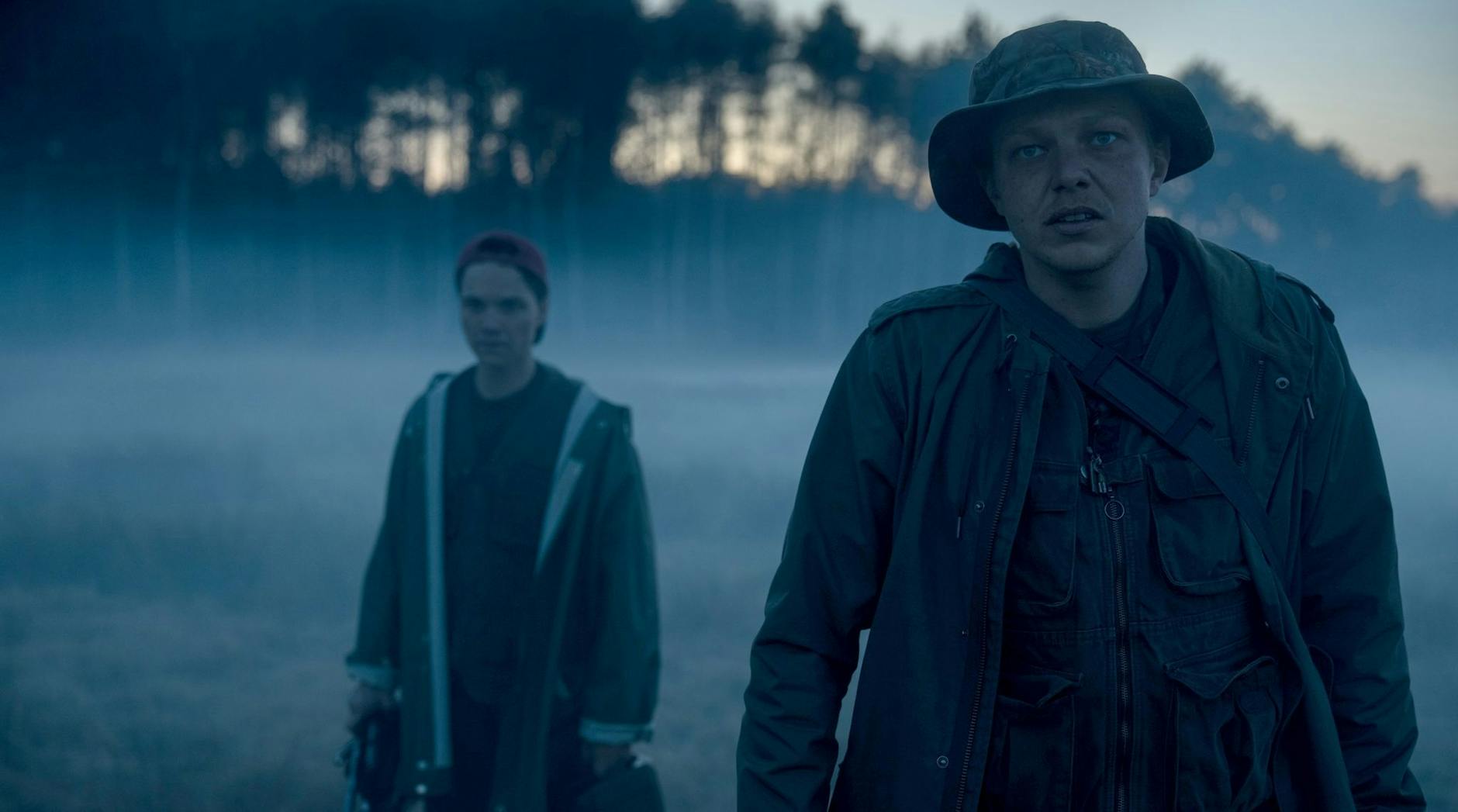 HANDOUT - Haskel (Leonard Kunz, r) und Sebastian (Sebastian Urzendowsky) machen im Oderbruch einen erschütternden Fund. l Dogs GmbH/ARD Degeto/dpa