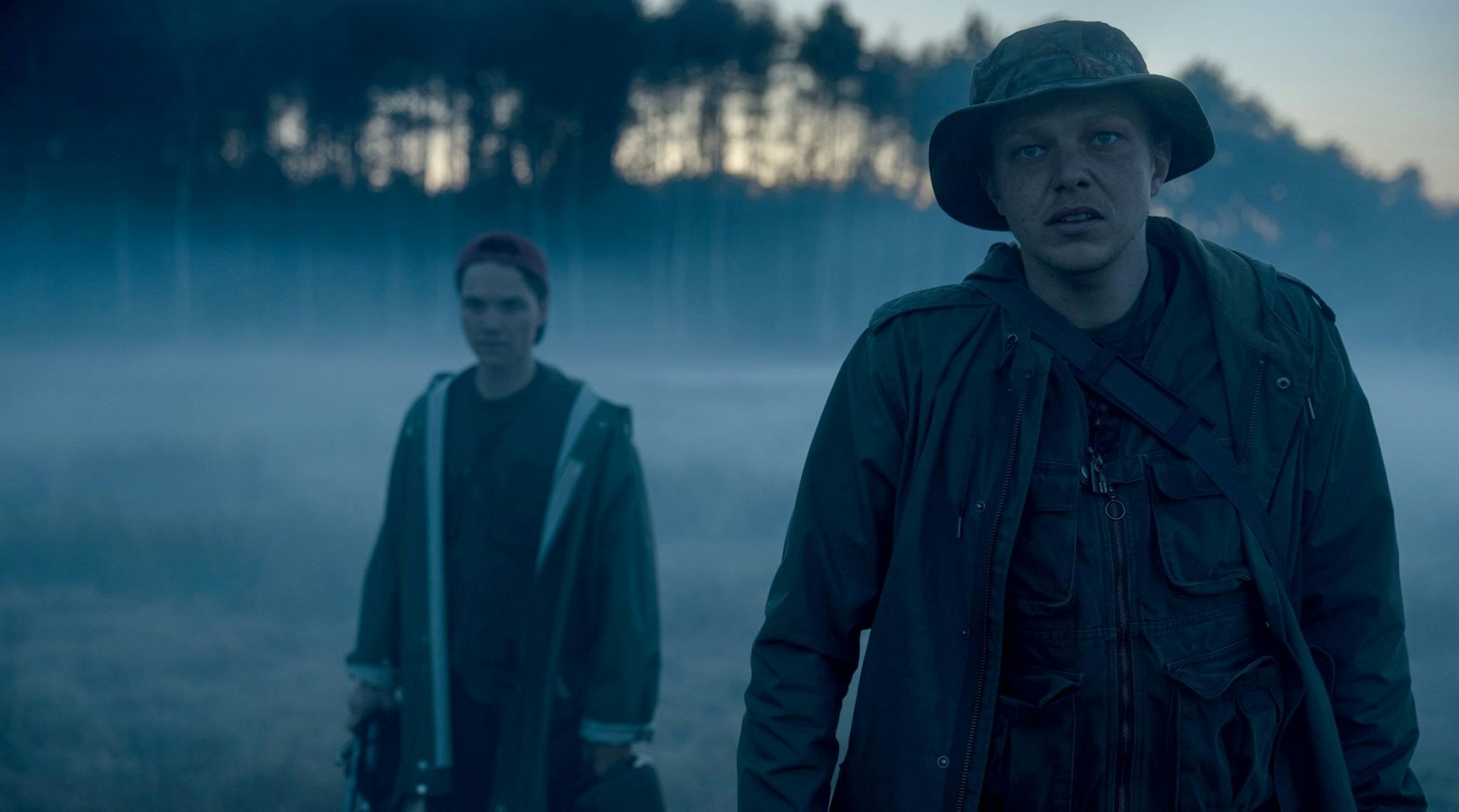 HANDOUT - Haskel (Leonard Kunz, r) und Sebastian (Sebastian Urzendowsky) machen im Oderbruch einen erschütternden Fund.  l Dogs GmbH/ARD Degeto/dpa