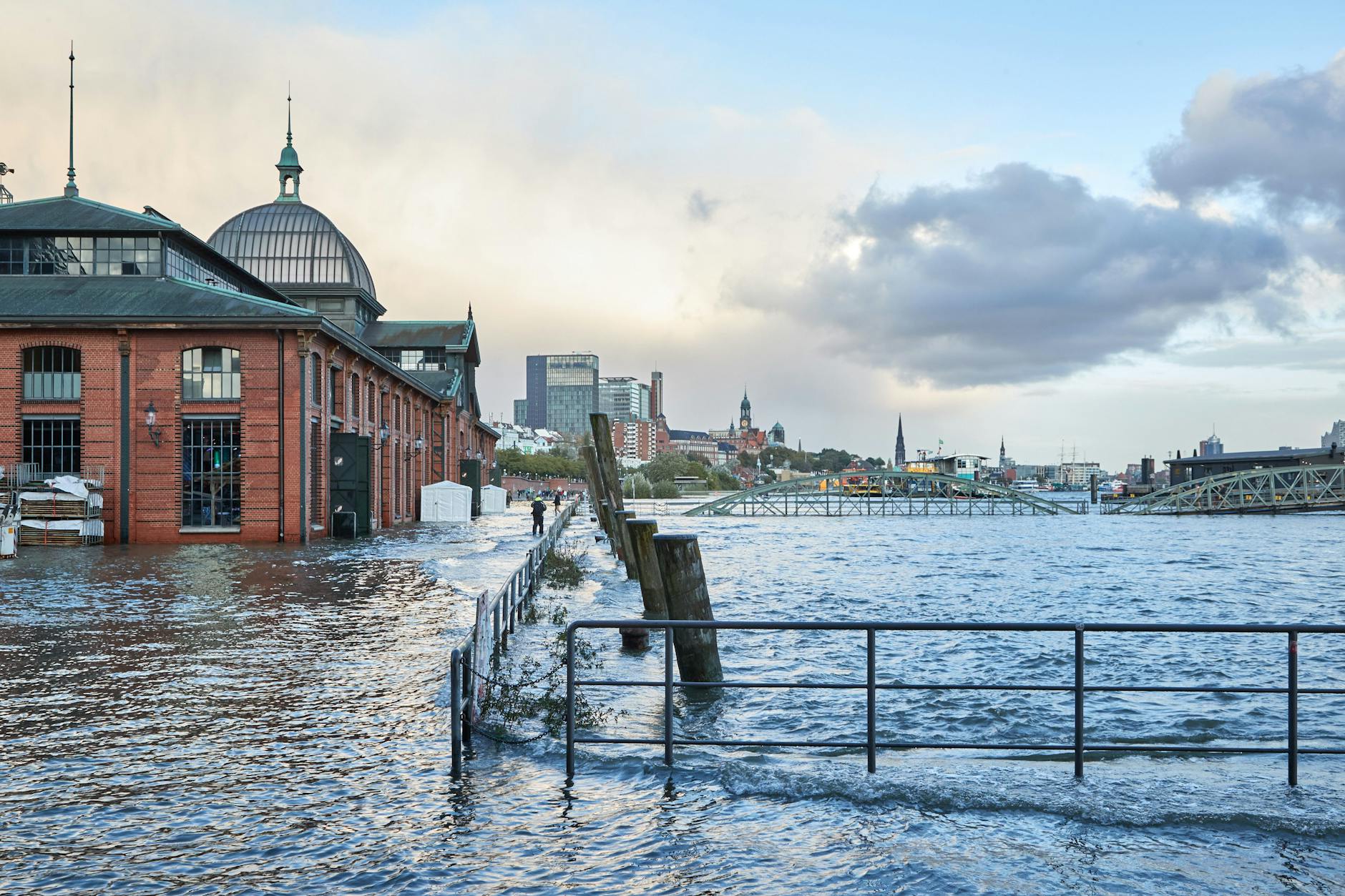 In Hamburg ist wegen einer Sturmflut in den vergangenen Wochen der der Fischmarkt überspült worden. Hochwassergefahr besteht auch in Berlin.