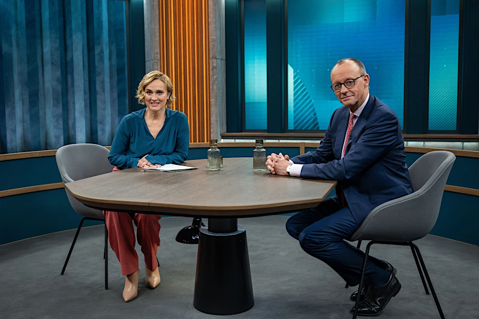 Moderatorin Caren Miosga mit ihrem ersten Gast, CDU-Chef Friedrich Merz.  