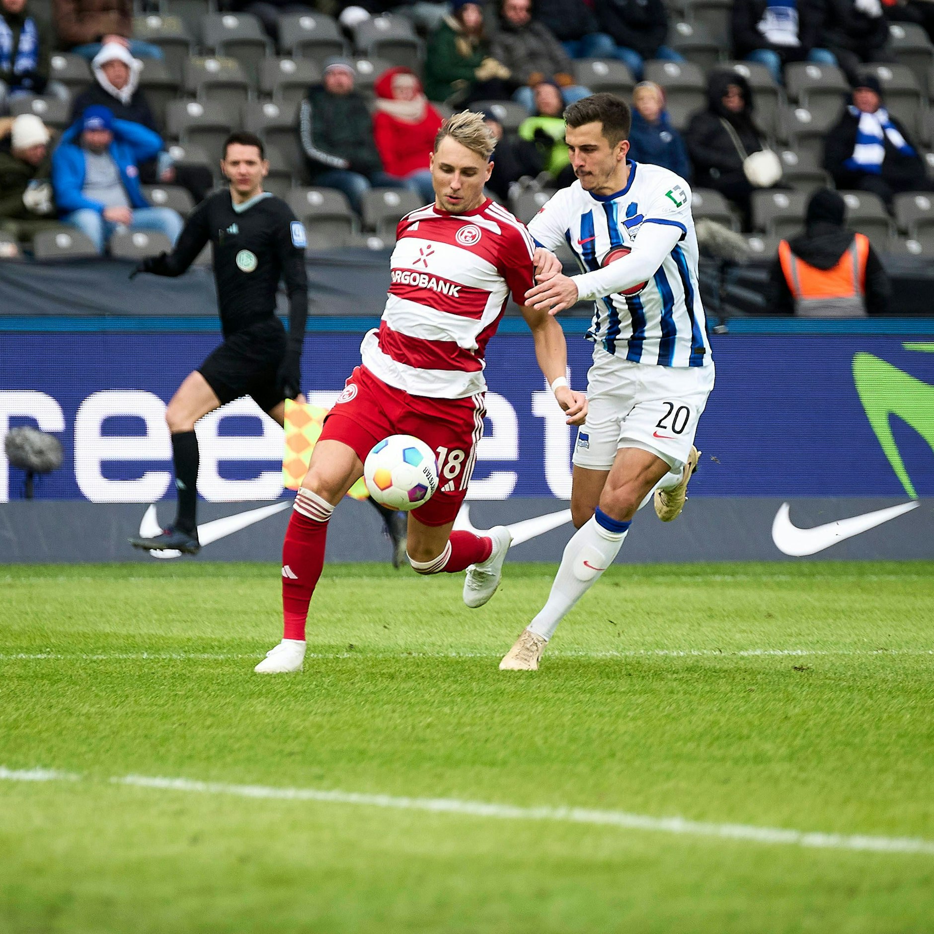 Herthas Verteidiger Marc Kempf hält Düsseldorfs Niemiec fest – das war der erste Elfer, den Kempf verursachte. Der zweite folgte sechs Minuten später.