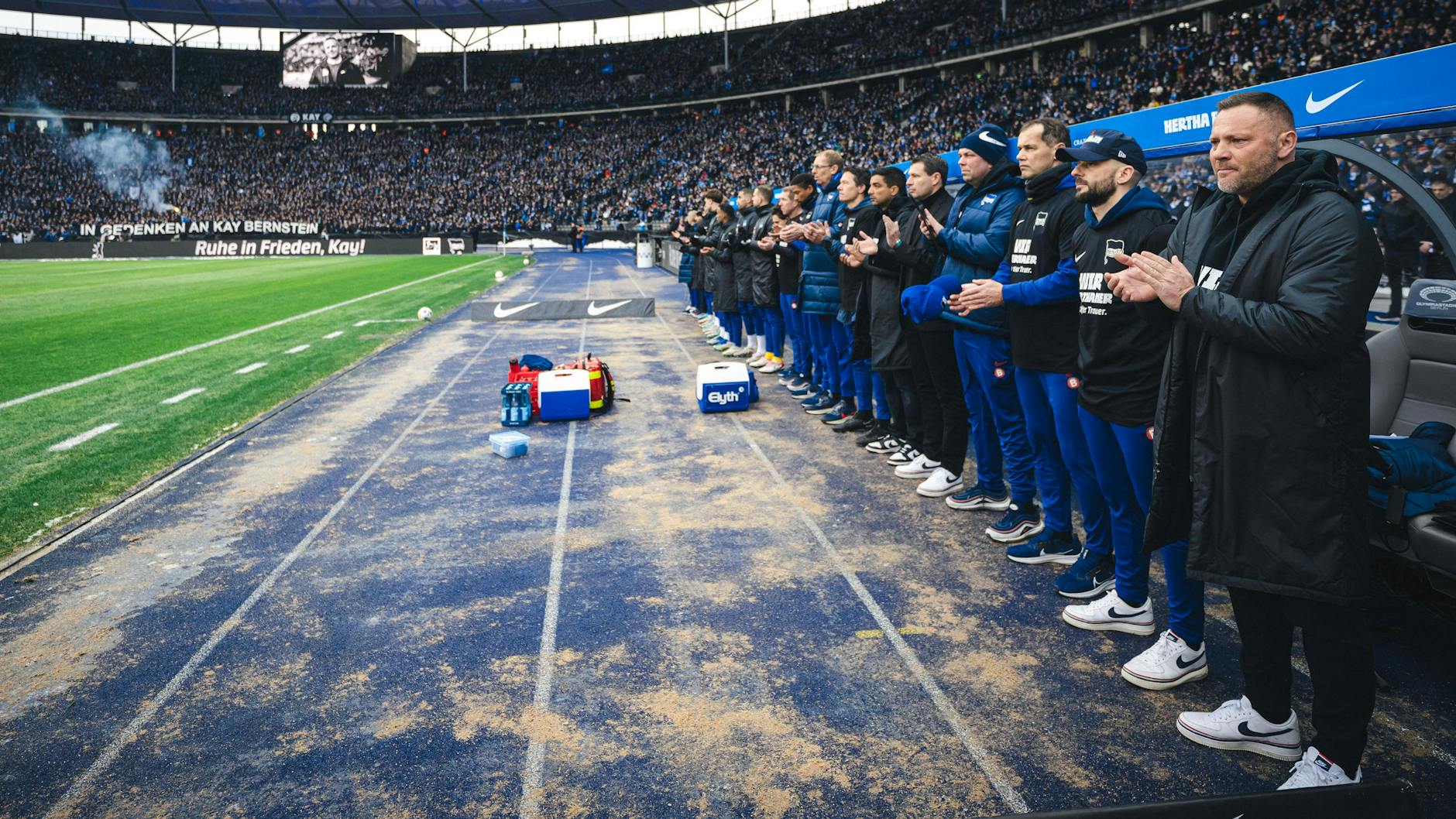 Bei der emotionalen Trauerrede von Stadionsprecher Fabian Wachsmann für den verstorbenen Kay Bernstein biss Trainer Pal Dardai die Zähne zusammen. Der Schmerz sitzt tief.