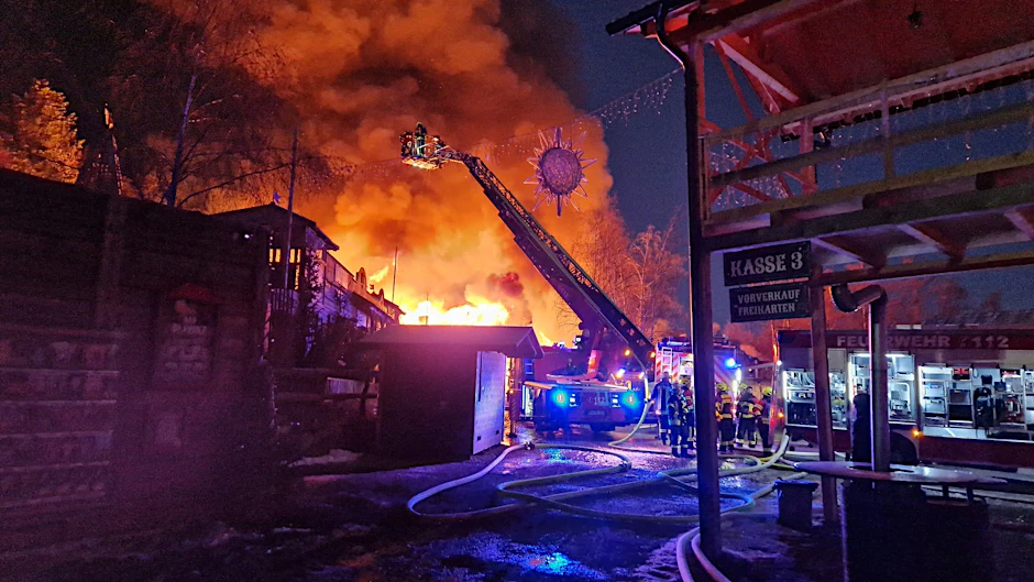 dpatopbilder - Feuerwehrleute löschen einen Brand in der Westernstadt Pullman City.  dpa