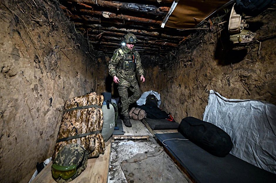 Ein ukrainischer Soldat in einem Schützengraben nahe Saporischschja im Südosten der Ukraine.
